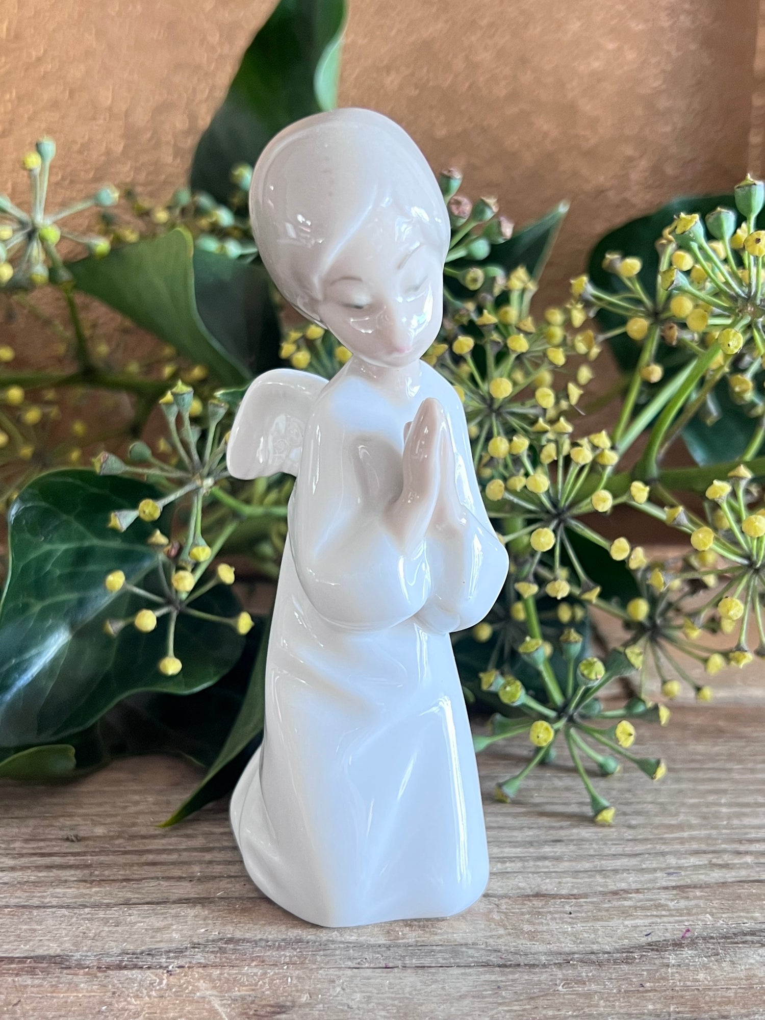 Lladró biddende engel, vintage Lladró beeldje, porseleinen engel beeldje, biddende engel porselein, spirituele decoratie, Lladró vintage kopen, porseleinen beeldje, engel decoratie, religieuze geschenken, Lladró collectie.