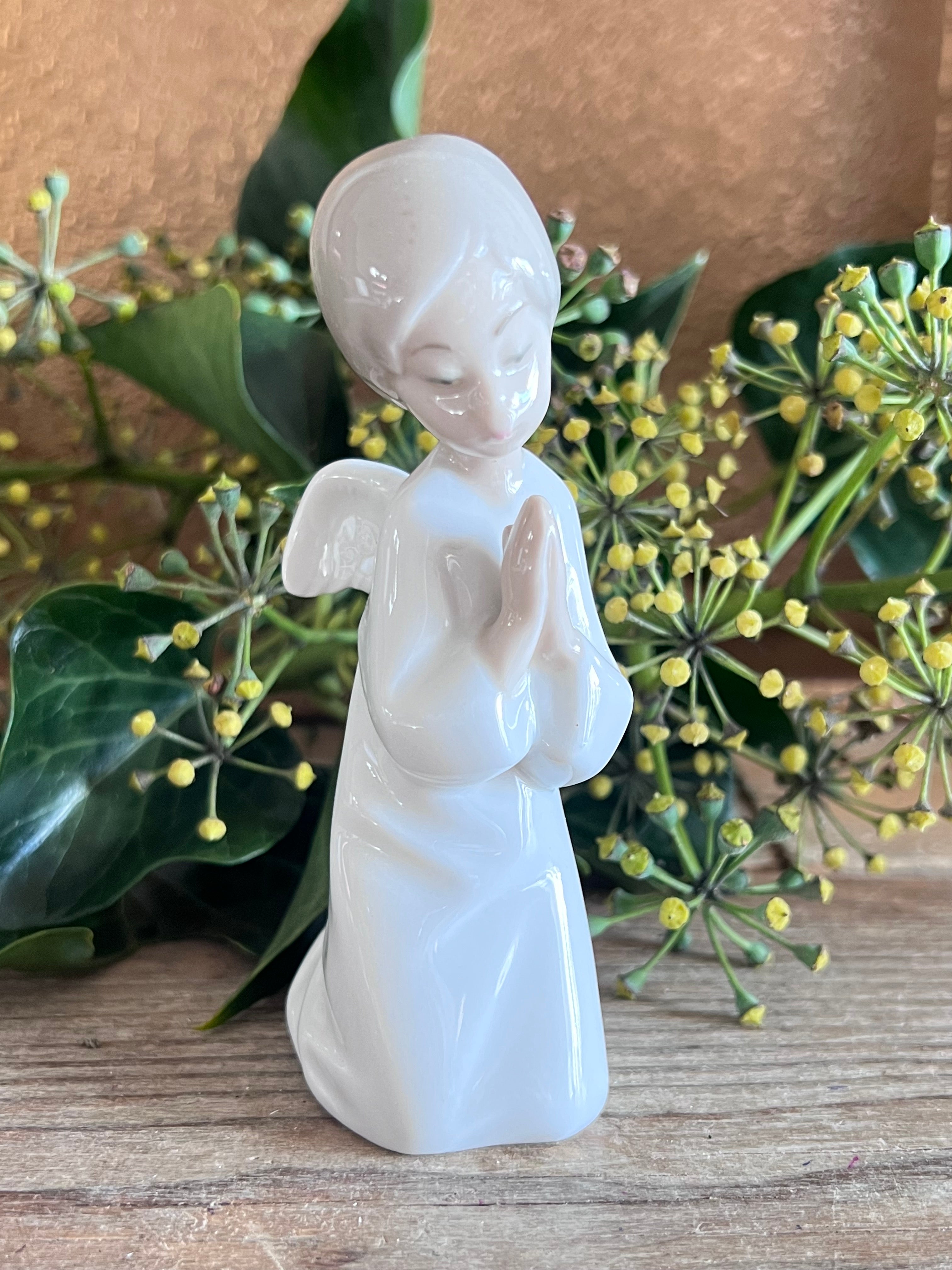 Lladró biddende engel, vintage Lladró beeldje, porseleinen engel beeldje, biddende engel porselein, spirituele decoratie, Lladró vintage kopen, porseleinen beeldje, engel decoratie, religieuze geschenken, Lladró collectie.