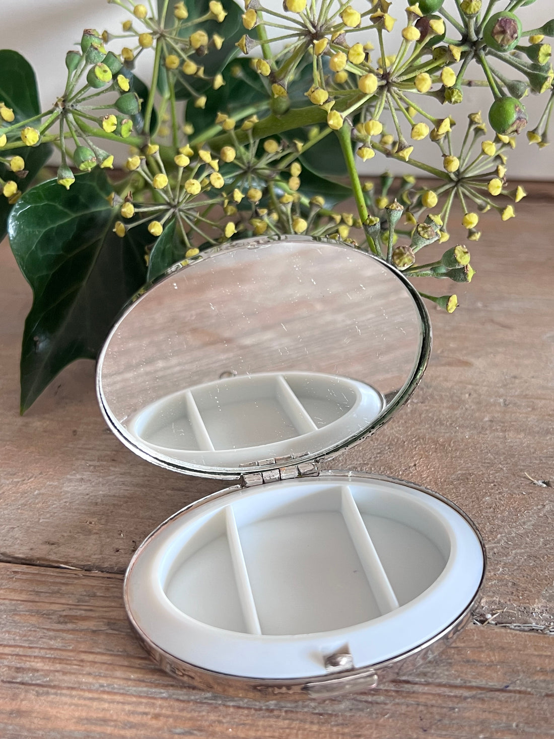 zilverkleurig pillendoosje, gewatteerd pillendoosje, vintage pillendoosje, ovale pillendoos, handig pillendoosje, pillendoosje met gewatteerde afwerking, retro pillendoosje, compact pillendoosje.