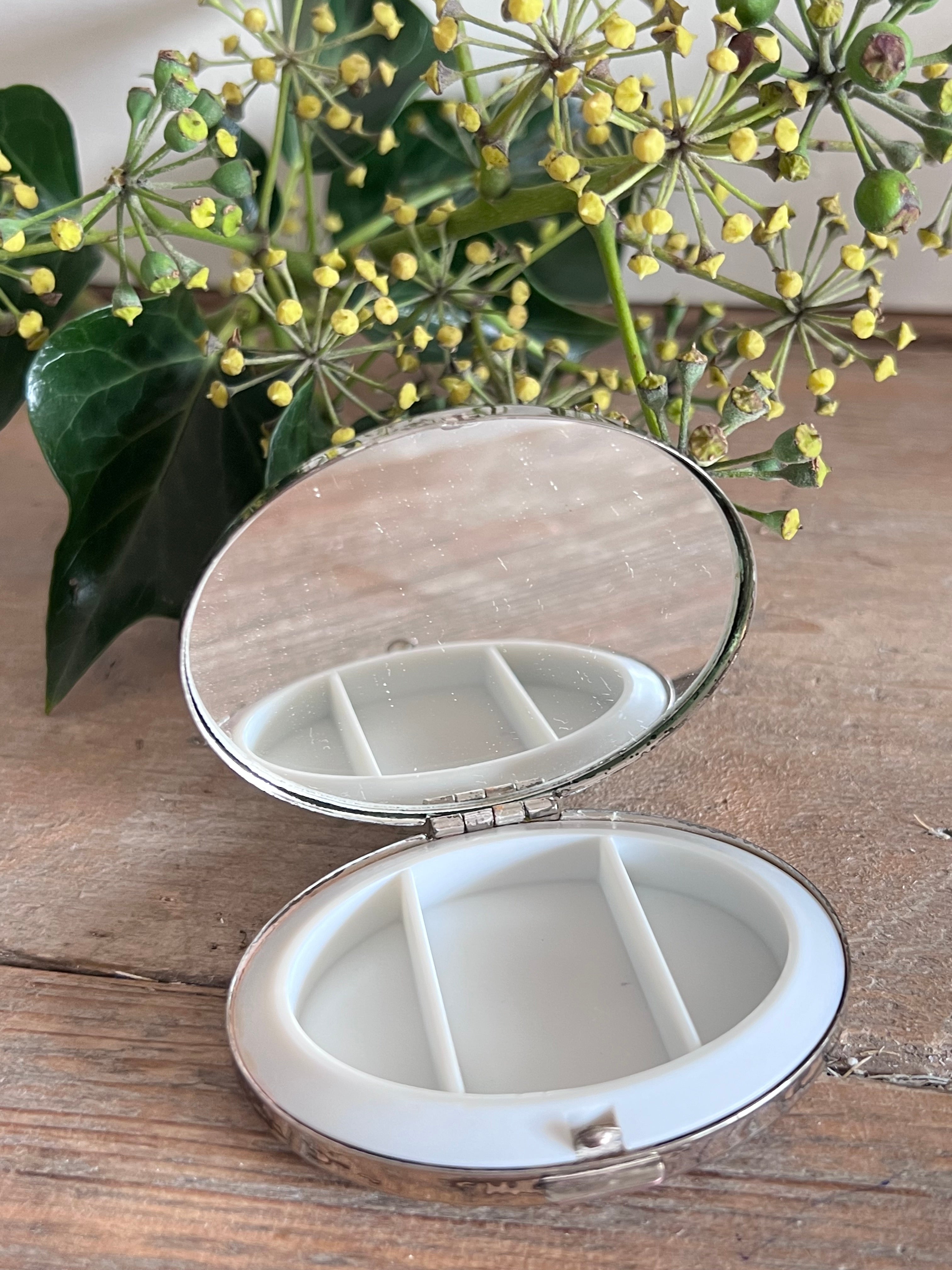 zilverkleurig pillendoosje, gewatteerd pillendoosje, vintage pillendoosje, ovale pillendoos, handig pillendoosje, pillendoosje met gewatteerde afwerking, retro pillendoosje, compact pillendoosje.