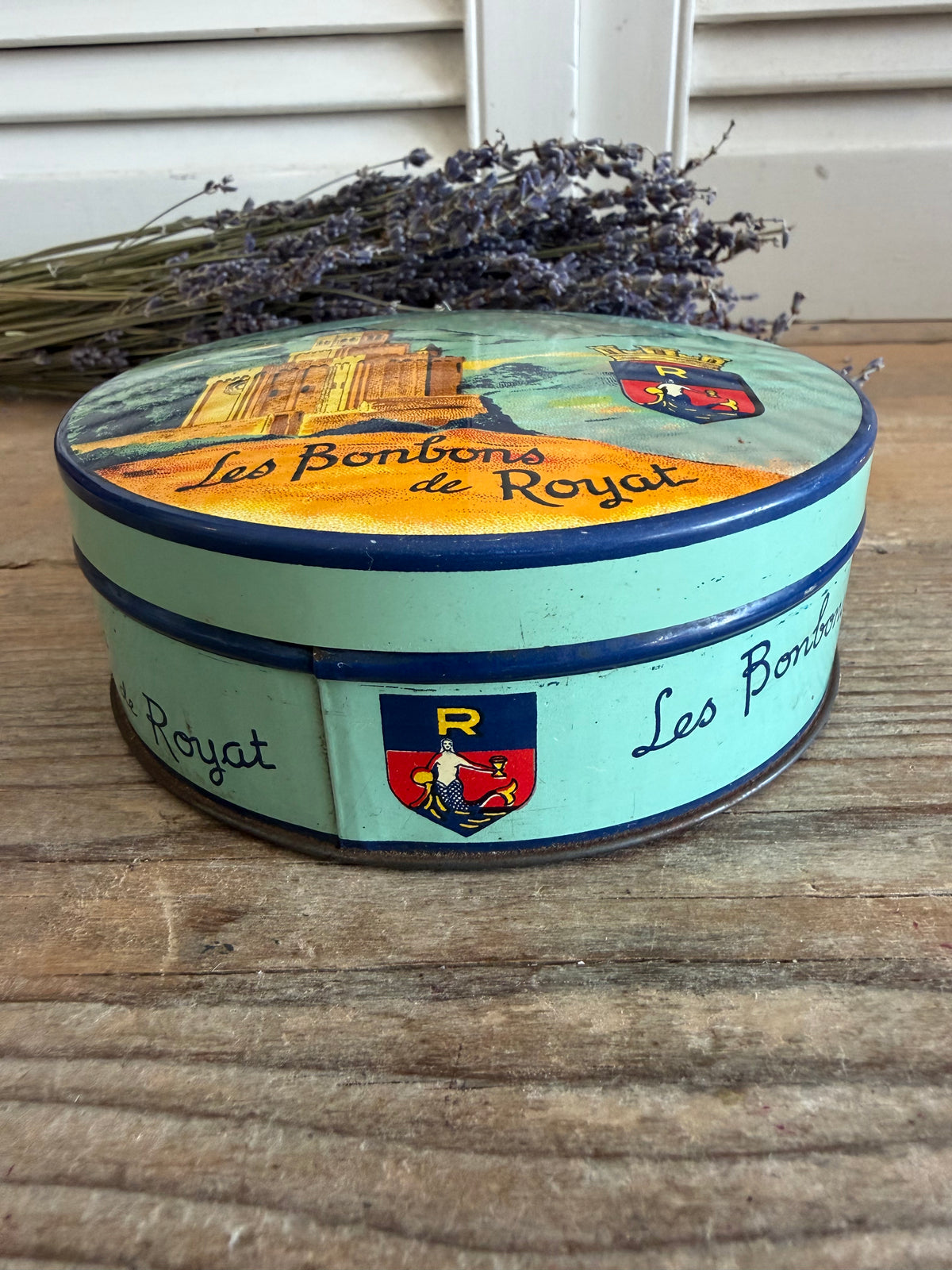 Vintage Frans snoepblik, oud snoepblik Frankrijk, Les Bonbons de Royat, vintage blik Frankrijk, oud Frans blikje, brocante keukendecoratie, Frans souvenir blik, vintage collectable tin, Sofia&