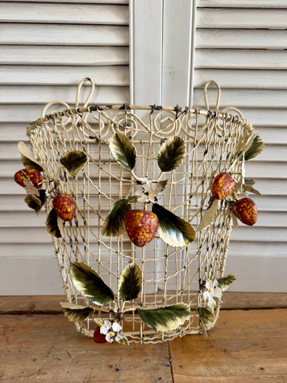 Vintage wandmand met aardbeien, metalen brocante muurmand, Franse brocante, Sofia&