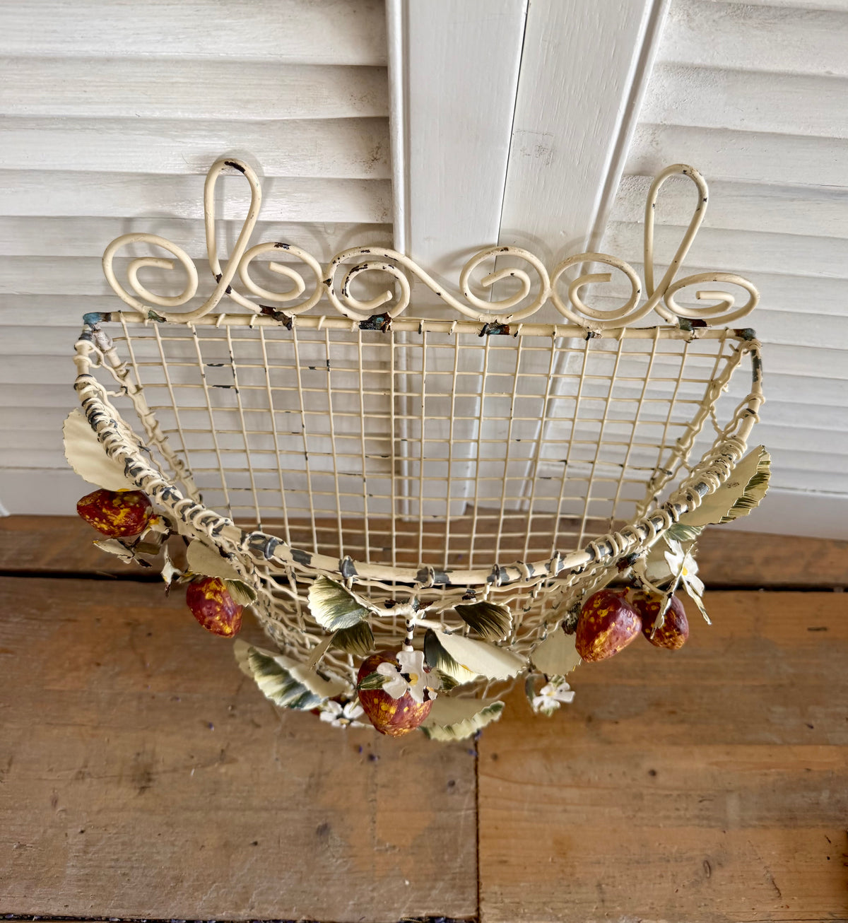 Vintage wandmand met aardbeien, metalen brocante muurmand, Franse brocante, Sofia&