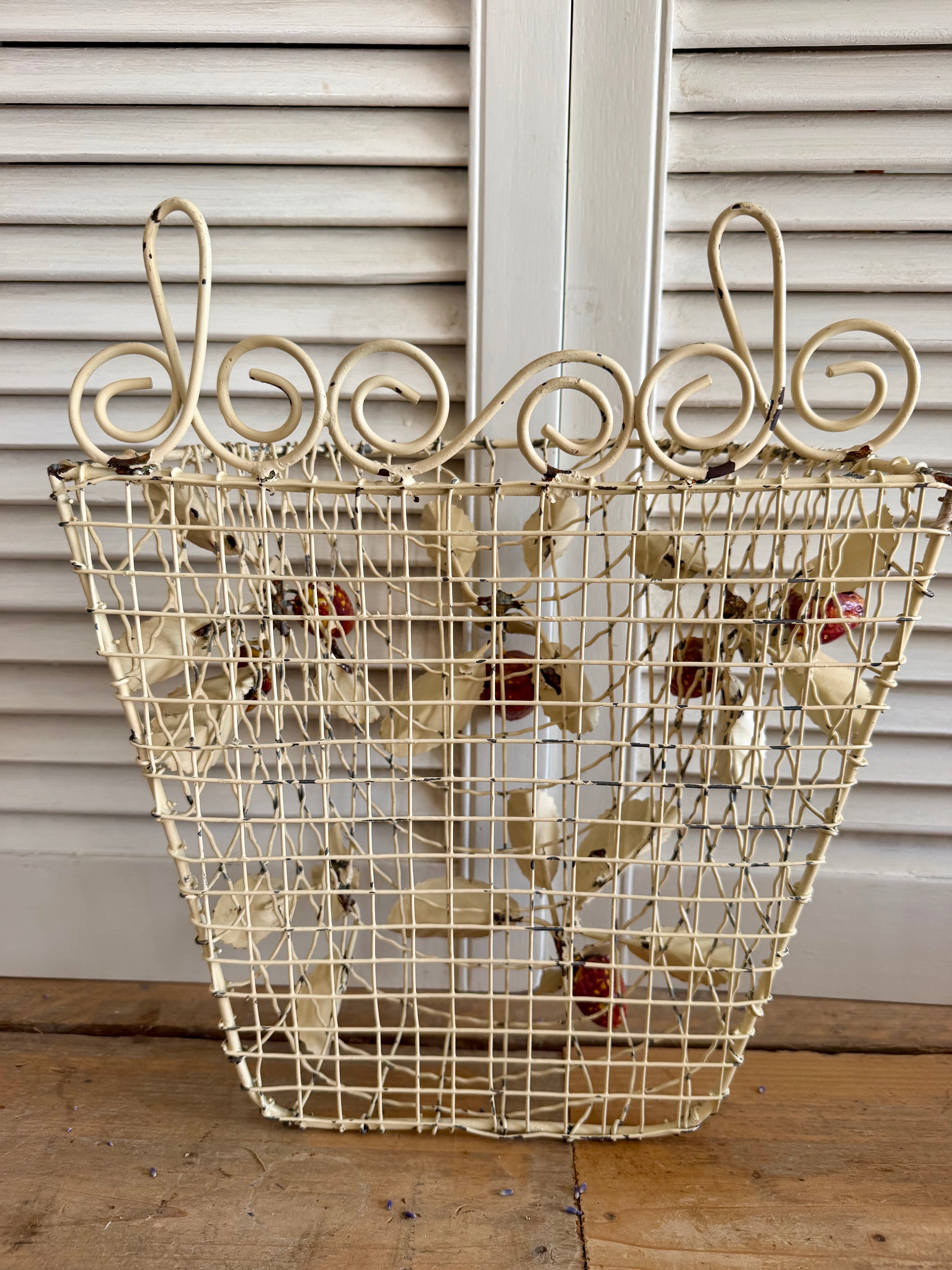 Vintage wandmand met aardbeien, metalen brocante muurmand, Franse brocante, Sofia&