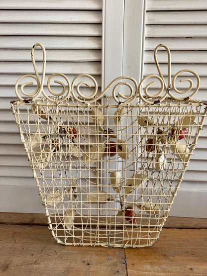 Vintage wandmand met aardbeien, metalen brocante muurmand, Franse brocante, Sofia&
