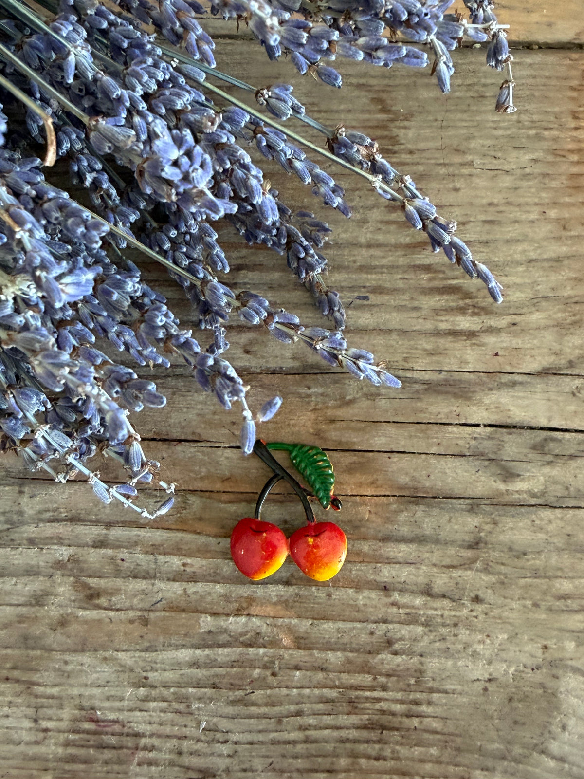 vintage broche, emaille broche, kersen broche, fruit broche, vintage accessoire,
Sofia&