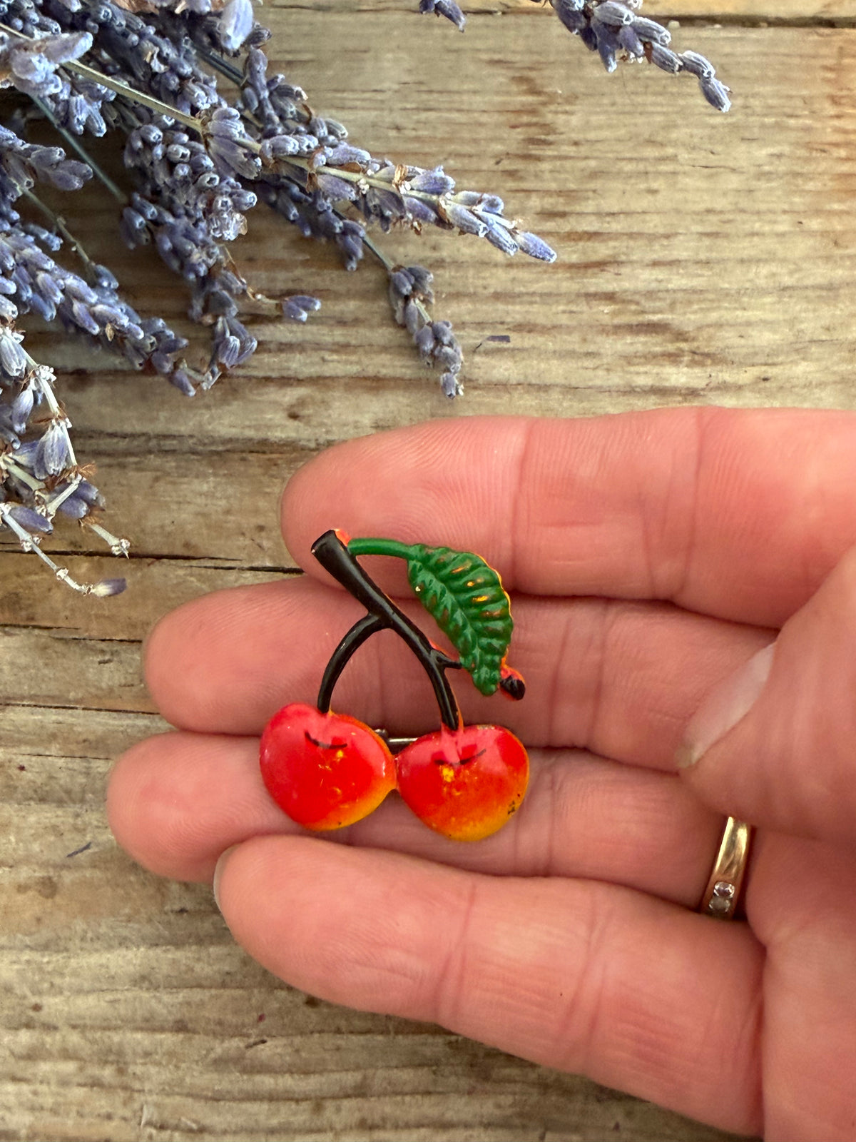 vintage broche, emaille broche, kersen broche, fruit broche, vintage accessoire,
Sofia&