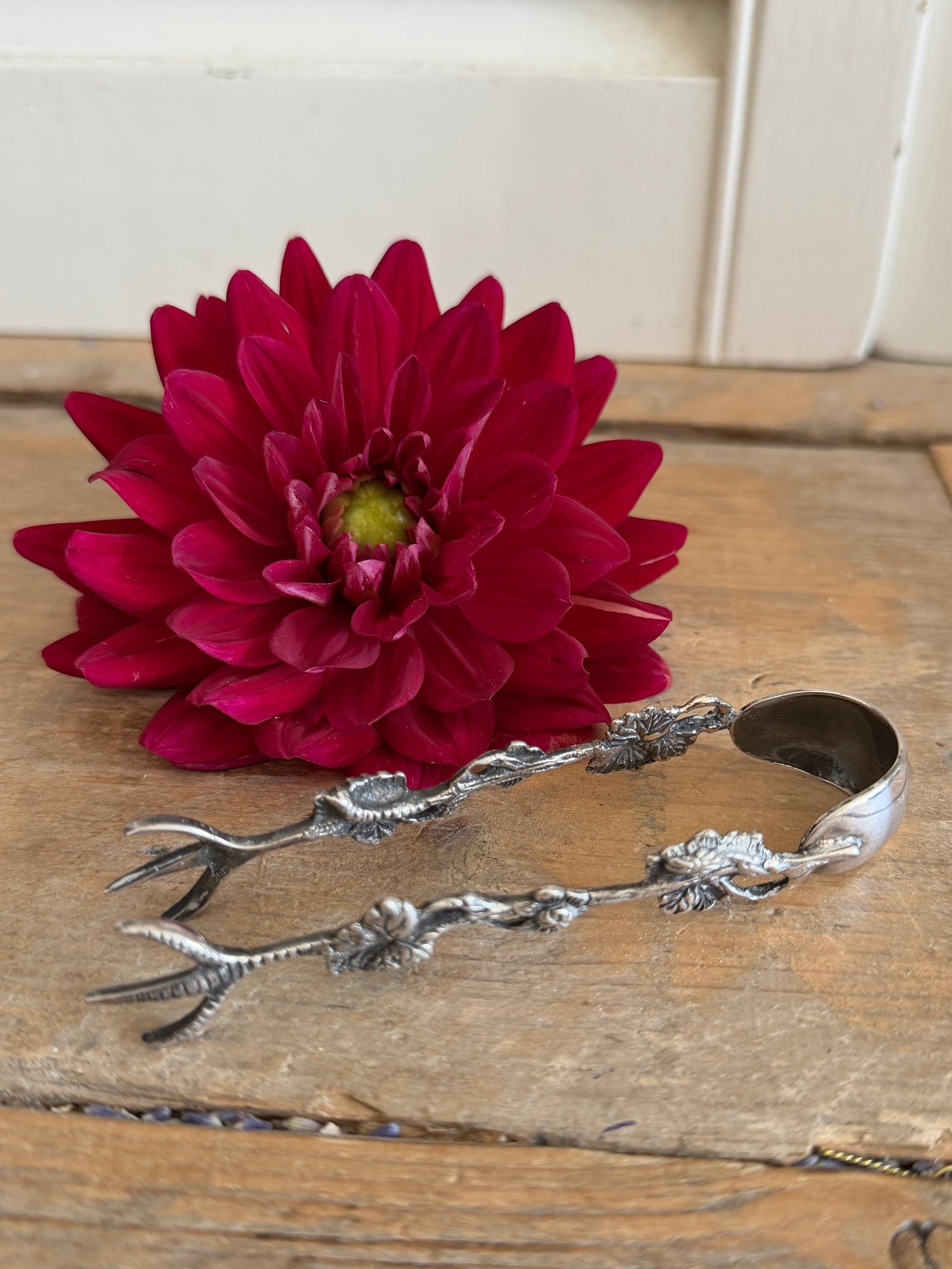 Vintage verzilverde suikertang met bloemmotief 