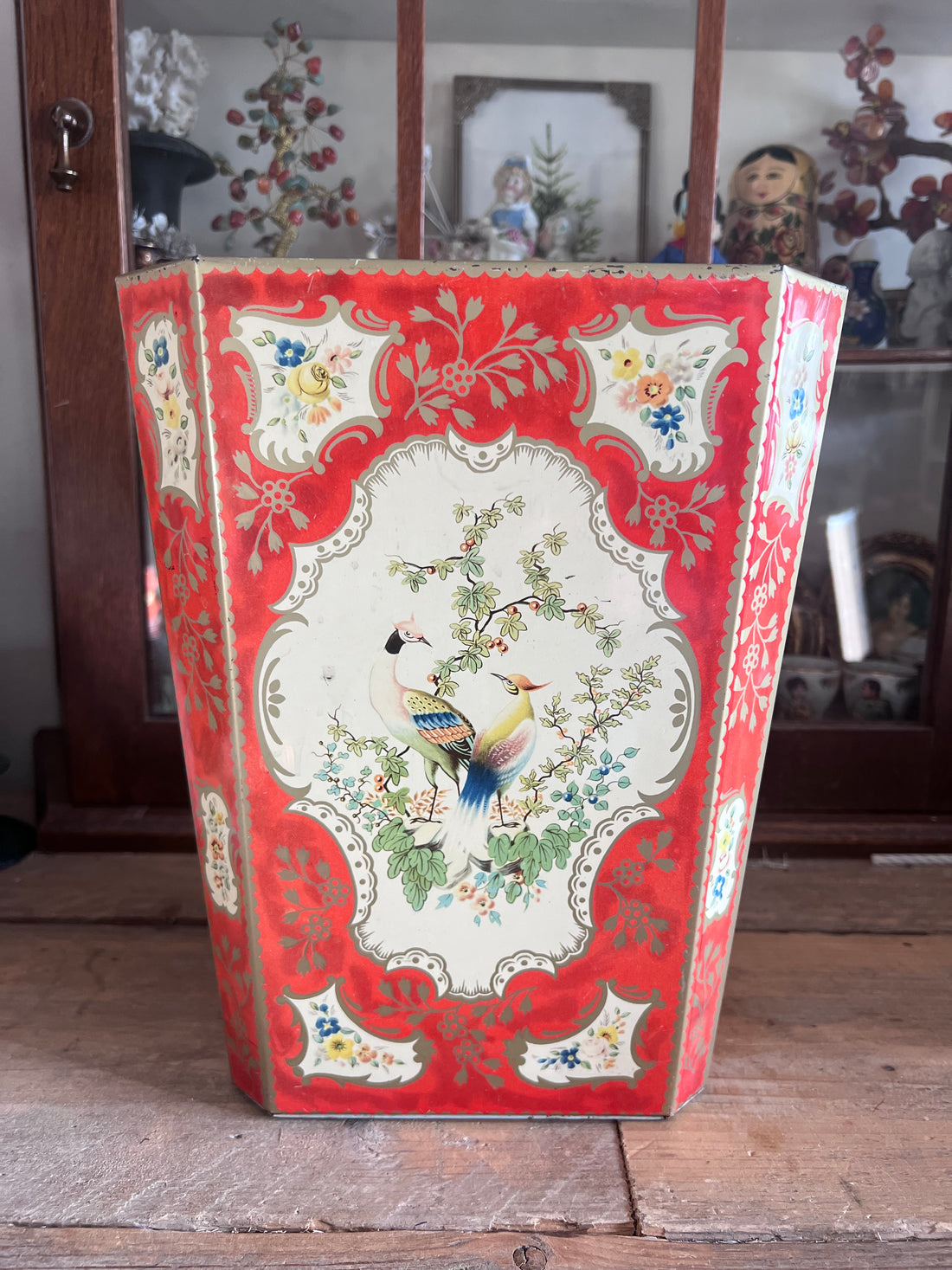 metalen prullenbak, botanische prullenbak, prullenbak met pauwen, Baret Ware prullenbak, stijlvolle afvalbak, duurzame prullenbak met metaal, decoratieve prullenbak voor kantoor, prullenbak thuis botanisch design