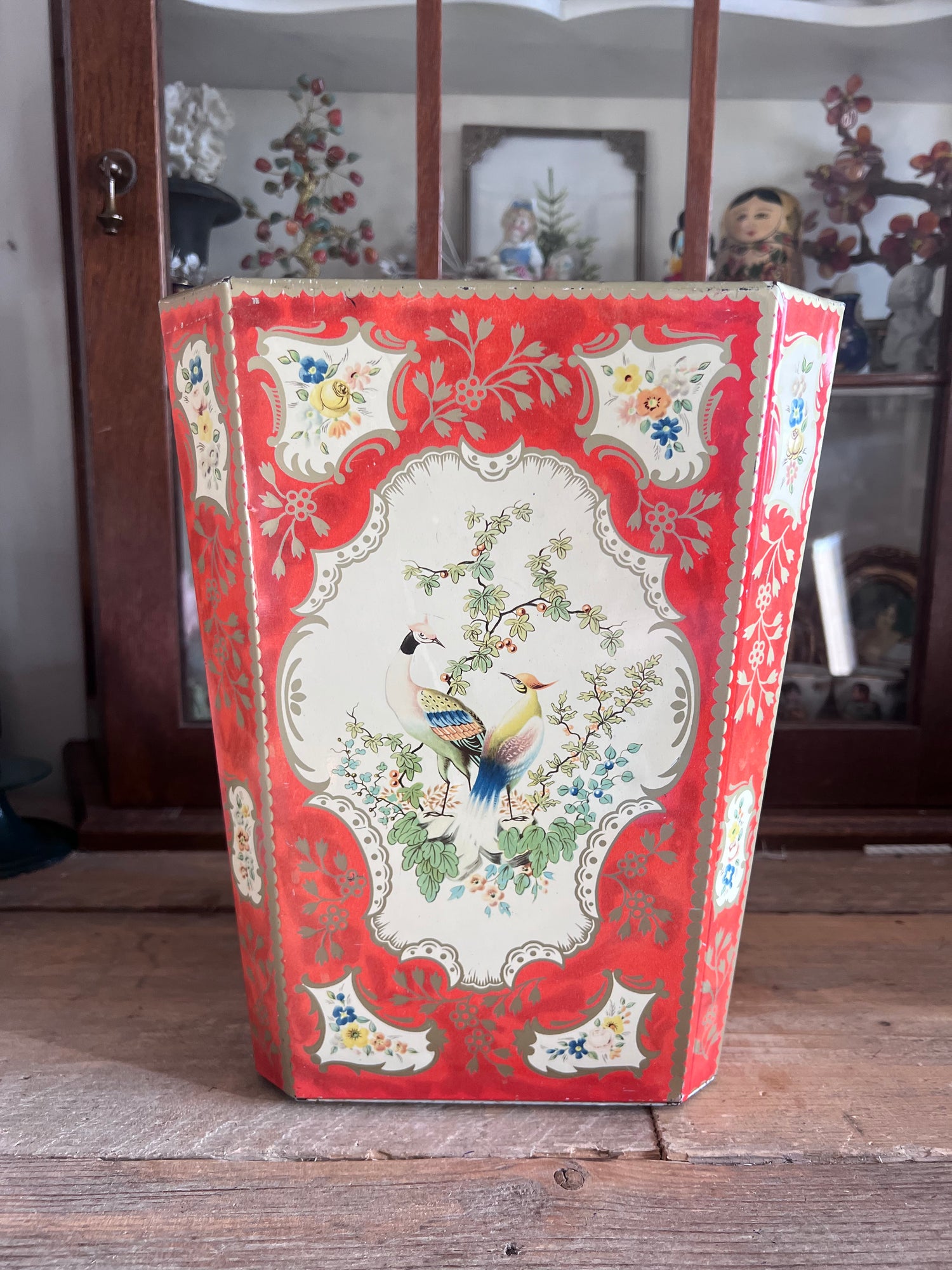 metalen prullenbak, botanische prullenbak, prullenbak met pauwen, Baret Ware prullenbak, stijlvolle afvalbak, duurzame prullenbak met metaal, decoratieve prullenbak voor kantoor, prullenbak thuis botanisch design