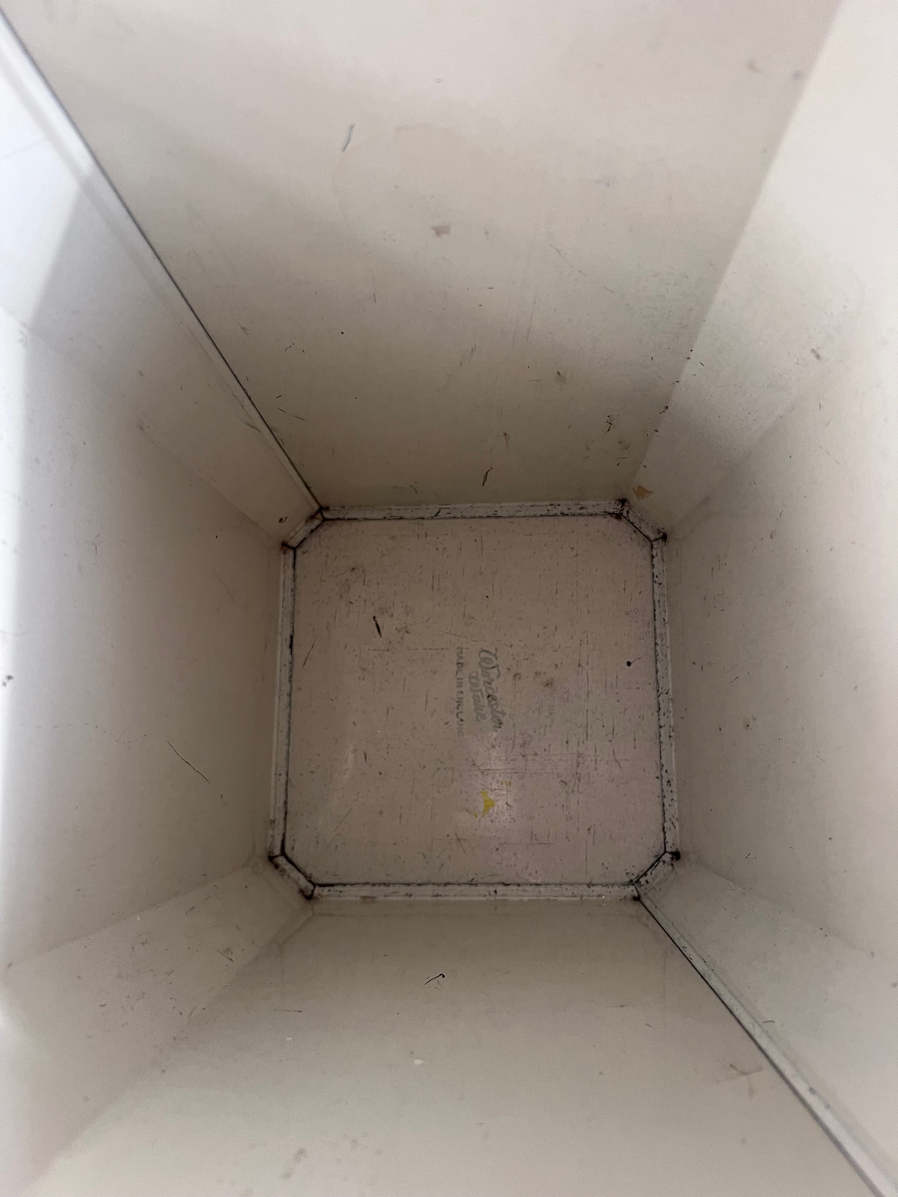 metalen prullenbak, botanische prullenbak, prullenbak met pauwen, Baret Ware prullenbak, stijlvolle afvalbak, duurzame prullenbak met metaal, decoratieve prullenbak voor kantoor, prullenbak thuis botanisch design