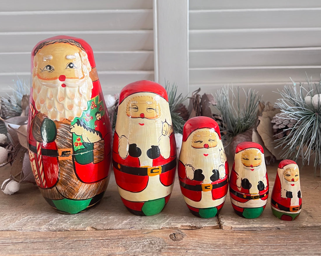 Kerstman Matroesjka, handgeschilderde houten Matroesjka, kerstdecoratie hout, Russische houten pop, kerstcadeau handgemaakt, Matroesjka Kerstman, traditionele kerstversiering, houten kerstman poppetje, ambachtelijke kerstdecoratie, feestelijke houten decoratie. Vintage kerstdecoratie