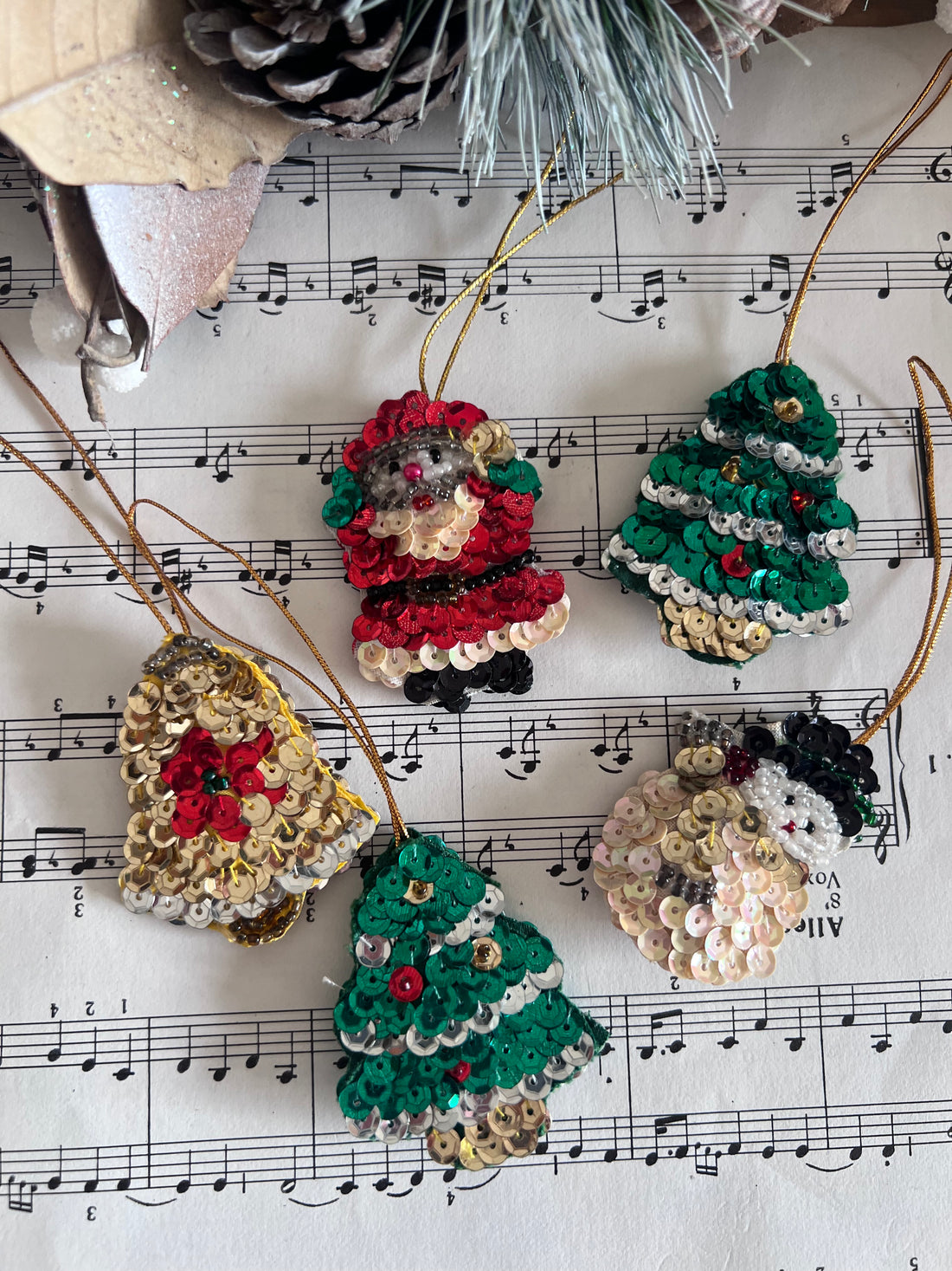 handgemaakte kerstornamenten, kerstornamentjes van pailletten, glinsterende kerstdecoratie, kerstversiering handgemaakt, unieke kerstornamenten, pailletten kerstversiering, feestelijke kerstdecoratie, kerstboom decoratie handgemaakt