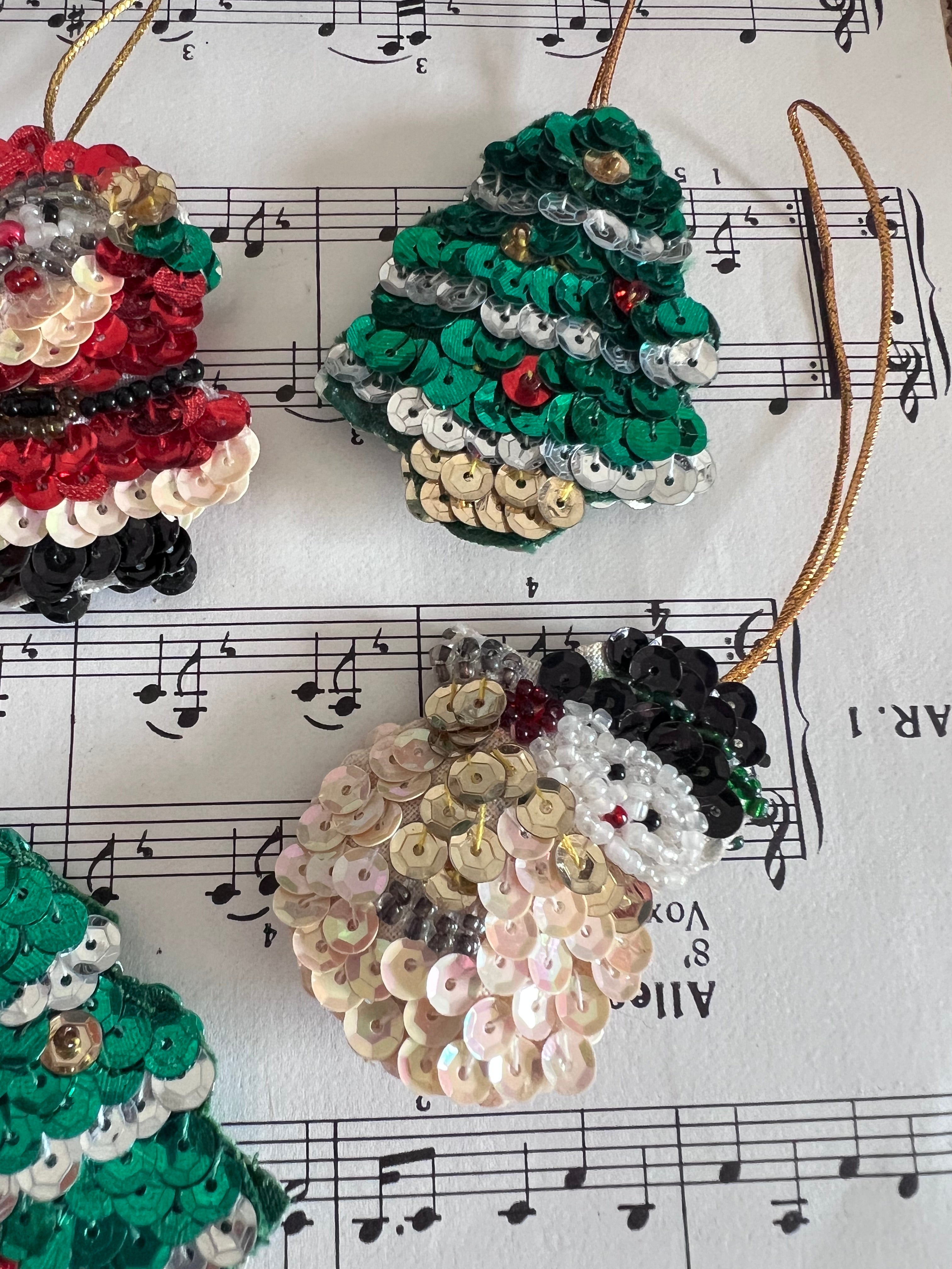 handgemaakte kerstornamenten, kerstornamentjes van pailletten, glinsterende kerstdecoratie, kerstversiering handgemaakt, unieke kerstornamenten, pailletten kerstversiering, feestelijke kerstdecoratie, kerstboom decoratie handgemaakt