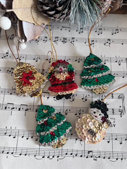 handgemaakte kerstornamenten, kerstornamentjes van pailletten, glinsterende kerstdecoratie, kerstversiering handgemaakt, unieke kerstornamenten, pailletten kerstversiering, feestelijke kerstdecoratie, kerstboom decoratie handgemaakt