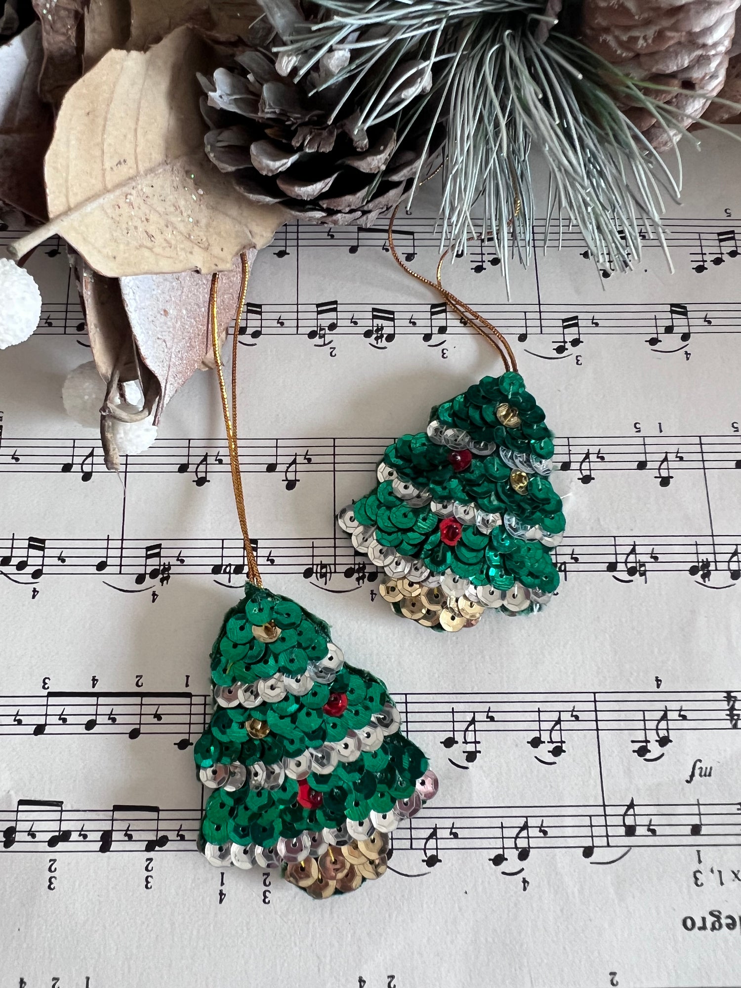 handgemaakte kerstornamenten, kerstornamentjes van pailletten, glinsterende kerstdecoratie, kerstversiering handgemaakt, unieke kerstornamenten, pailletten kerstversiering, feestelijke kerstdecoratie, kerstboom decoratie handgemaakt