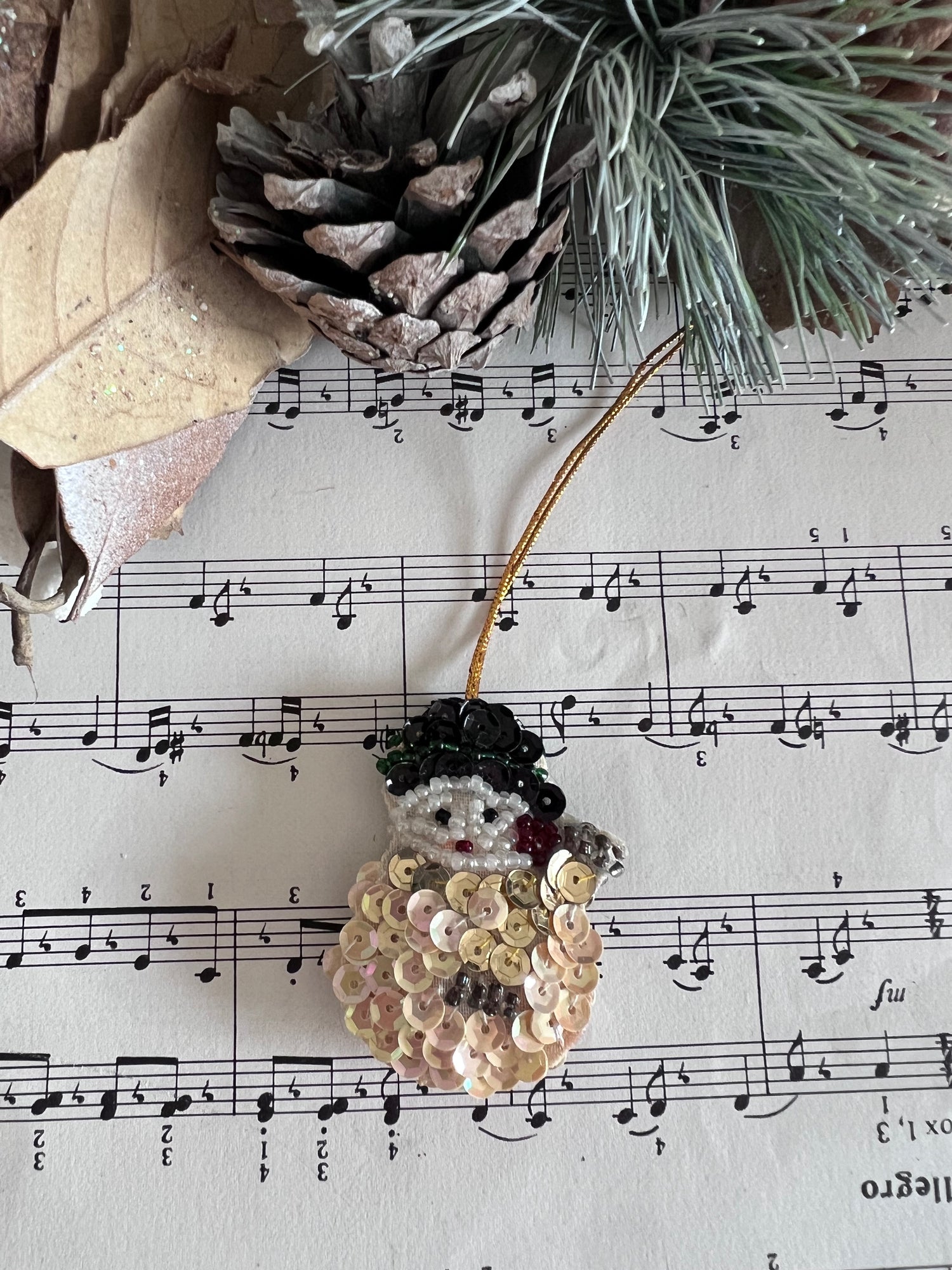 handgemaakte kerstornamenten, kerstornamentjes van pailletten, glinsterende kerstdecoratie, kerstversiering handgemaakt, unieke kerstornamenten, pailletten kerstversiering, feestelijke kerstdecoratie, kerstboom decoratie handgemaakt