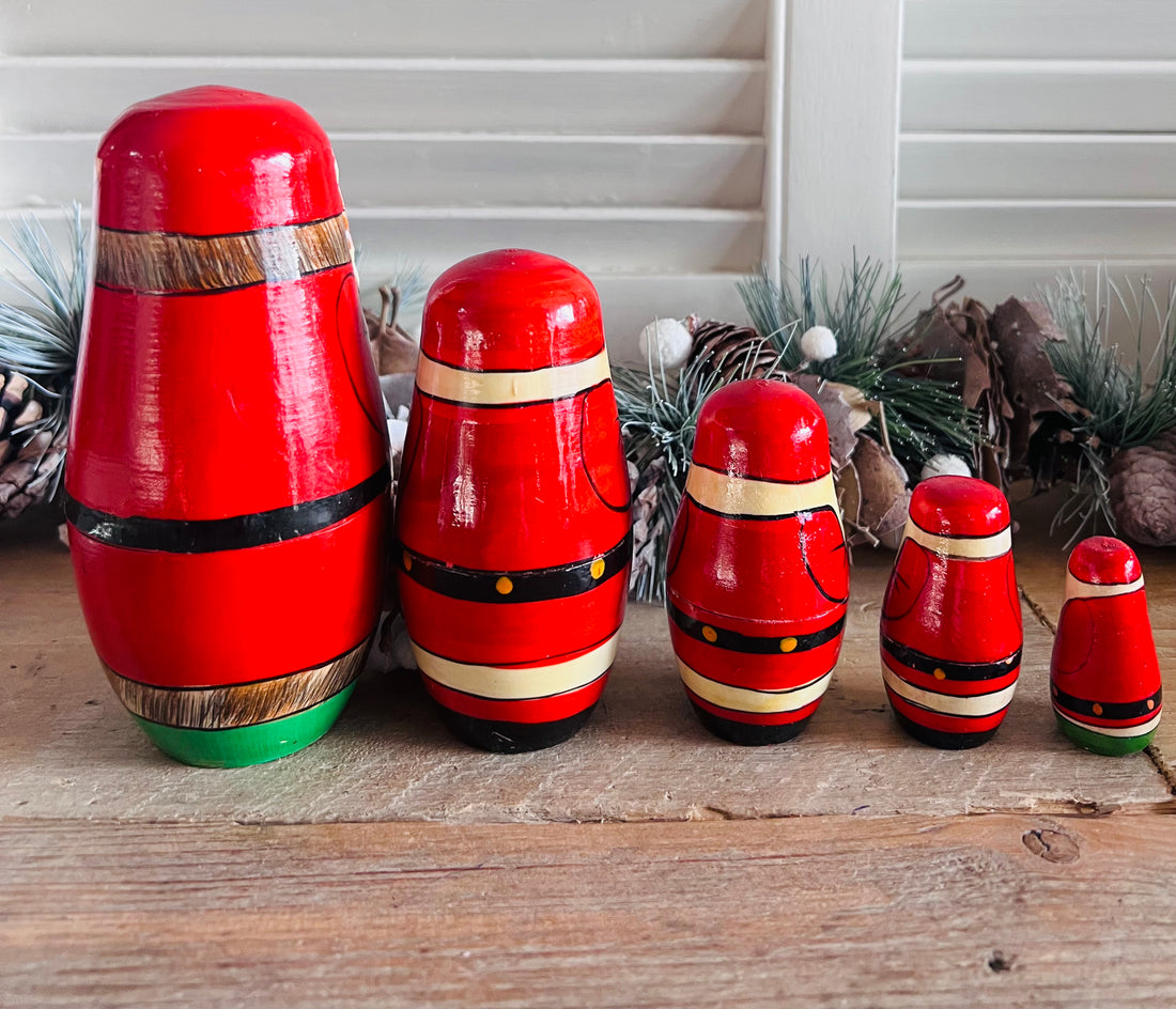 Kerstman Matroesjka, handgeschilderde houten Matroesjka, kerstdecoratie hout, Russische houten pop, kerstcadeau handgemaakt, Matroesjka Kerstman, traditionele kerstversiering, houten kerstman poppetje, ambachtelijke kerstdecoratie, feestelijke houten decoratie.