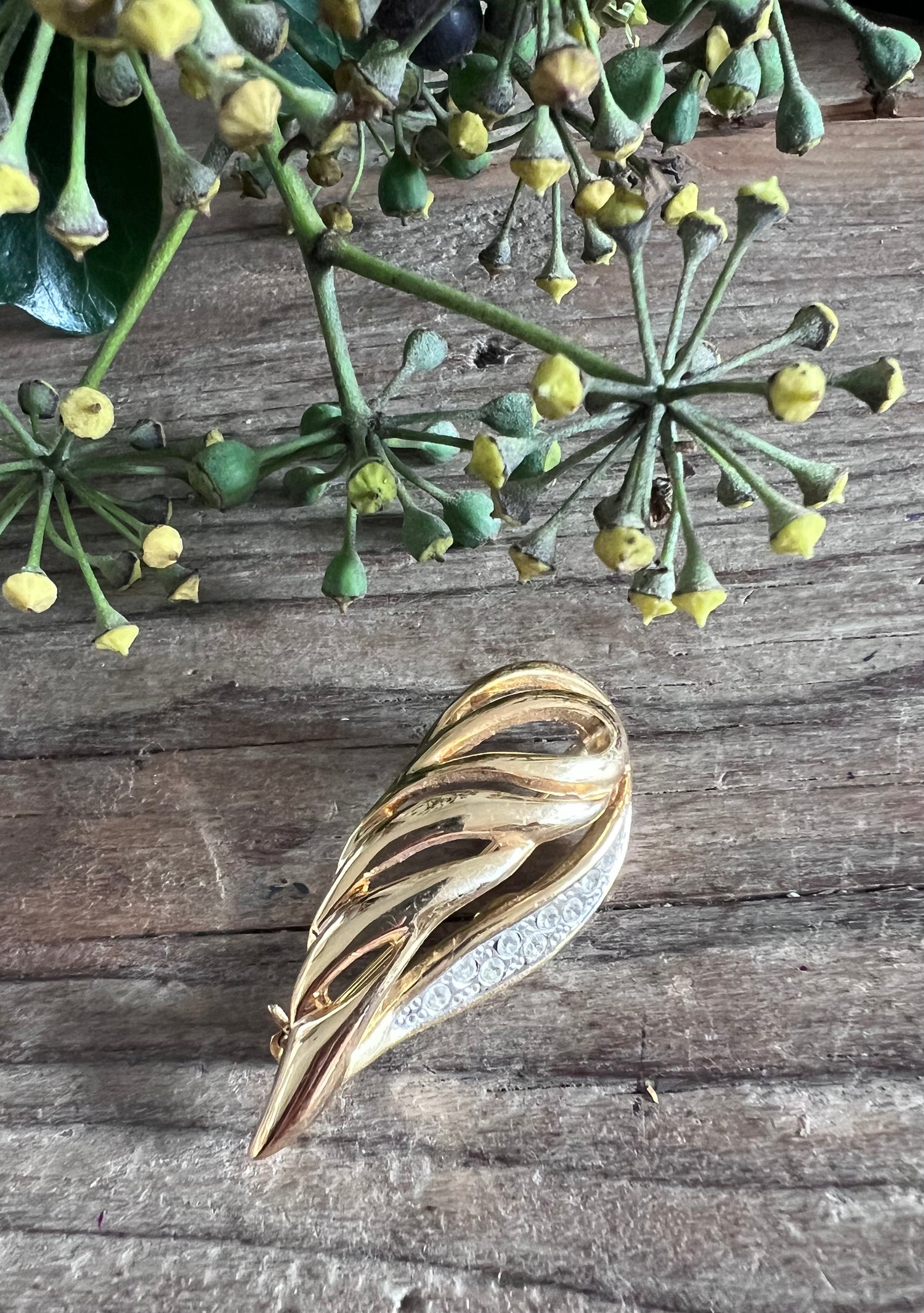 goudkleurige engelenvleugel broche, engelenvleugel broche met strass, luxe broche goudkleurig, strass steentjes sieraad, engelenvleugel sieraad, elegante broche dames, symbolische broche, cadeau engelenvleugel broche