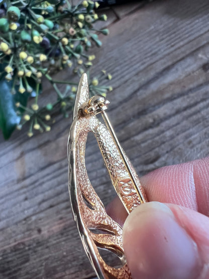 goudkleurige engelenvleugel broche, engelenvleugel broche met strass, luxe broche goudkleurig, strass steentjes sieraad, engelenvleugel sieraad, elegante broche dames, symbolische broche, cadeau engelenvleugel broche