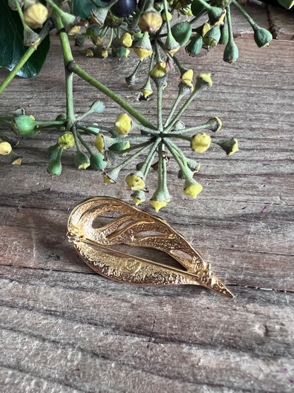 goudkleurige engelenvleugel broche, engelenvleugel broche met strass, luxe broche goudkleurig, strass steentjes sieraad, engelenvleugel sieraad, elegante broche dames, symbolische broche, cadeau engelenvleugel broche