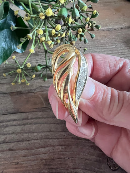 goudkleurige engelenvleugel broche, engelenvleugel broche met strass, luxe broche goudkleurig, strass steentjes sieraad, engelenvleugel sieraad, elegante broche dames, symbolische broche, cadeau engelenvleugel broche