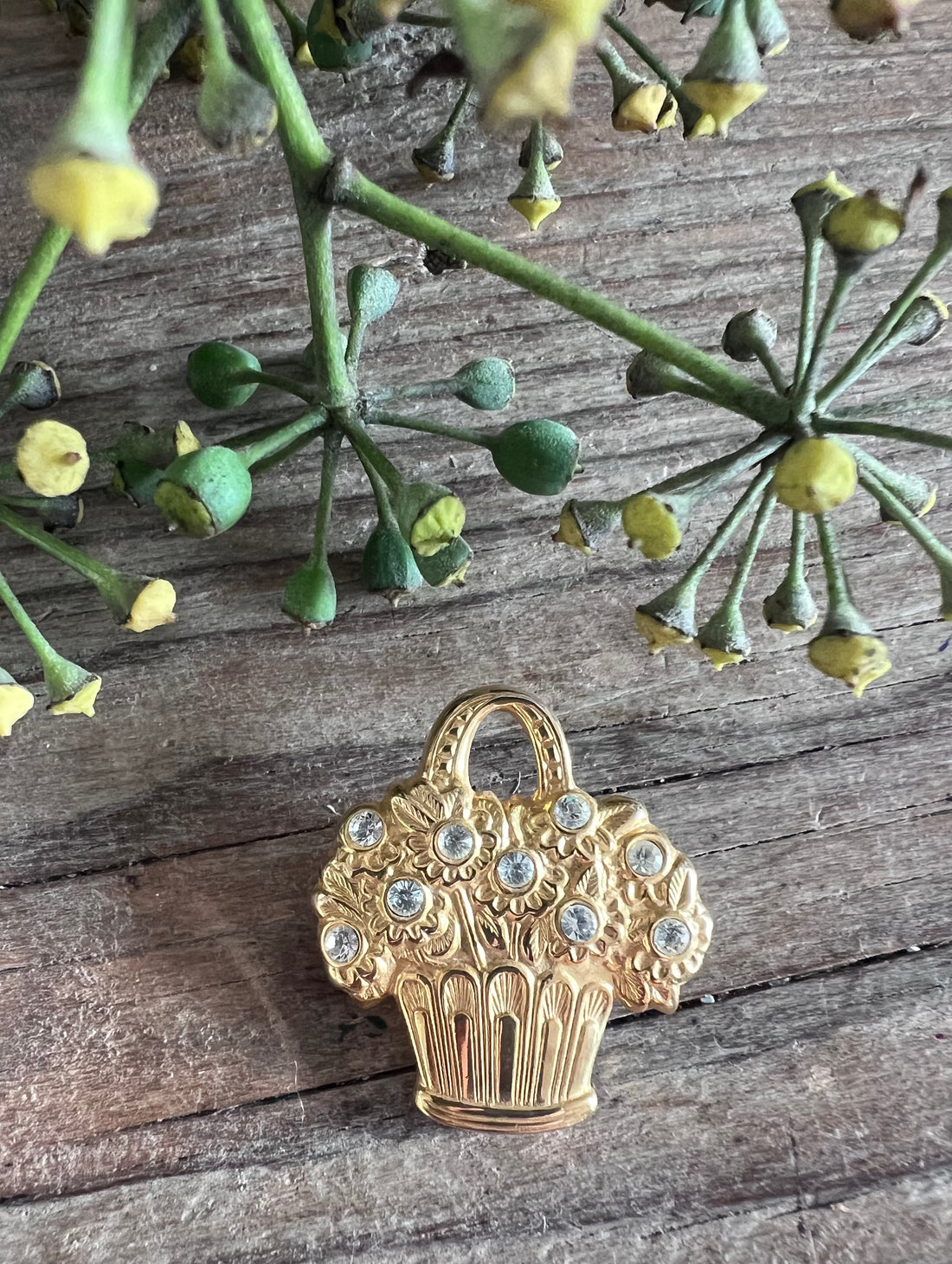 goudkleurige broche mandje, mandje broche met strass, elegante goudkleurige broche, strass steentjes broche, unieke broche dames, stijlvolle accessoires sieraad, cadeau broche goudkleurig, mandje sieraad broche