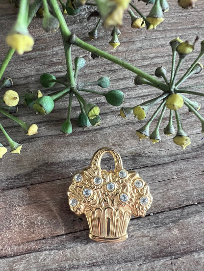 goudkleurige broche mandje, mandje broche met strass, elegante goudkleurige broche, strass steentjes broche, unieke broche dames, stijlvolle accessoires sieraad, cadeau broche goudkleurig, mandje sieraad broche