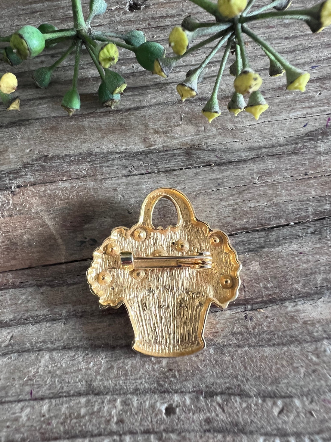 goudkleurige broche mandje, mandje broche met strass, elegante goudkleurige broche, strass steentjes broche, unieke broche dames, stijlvolle accessoires sieraad, cadeau broche goudkleurig, mandje sieraad broche