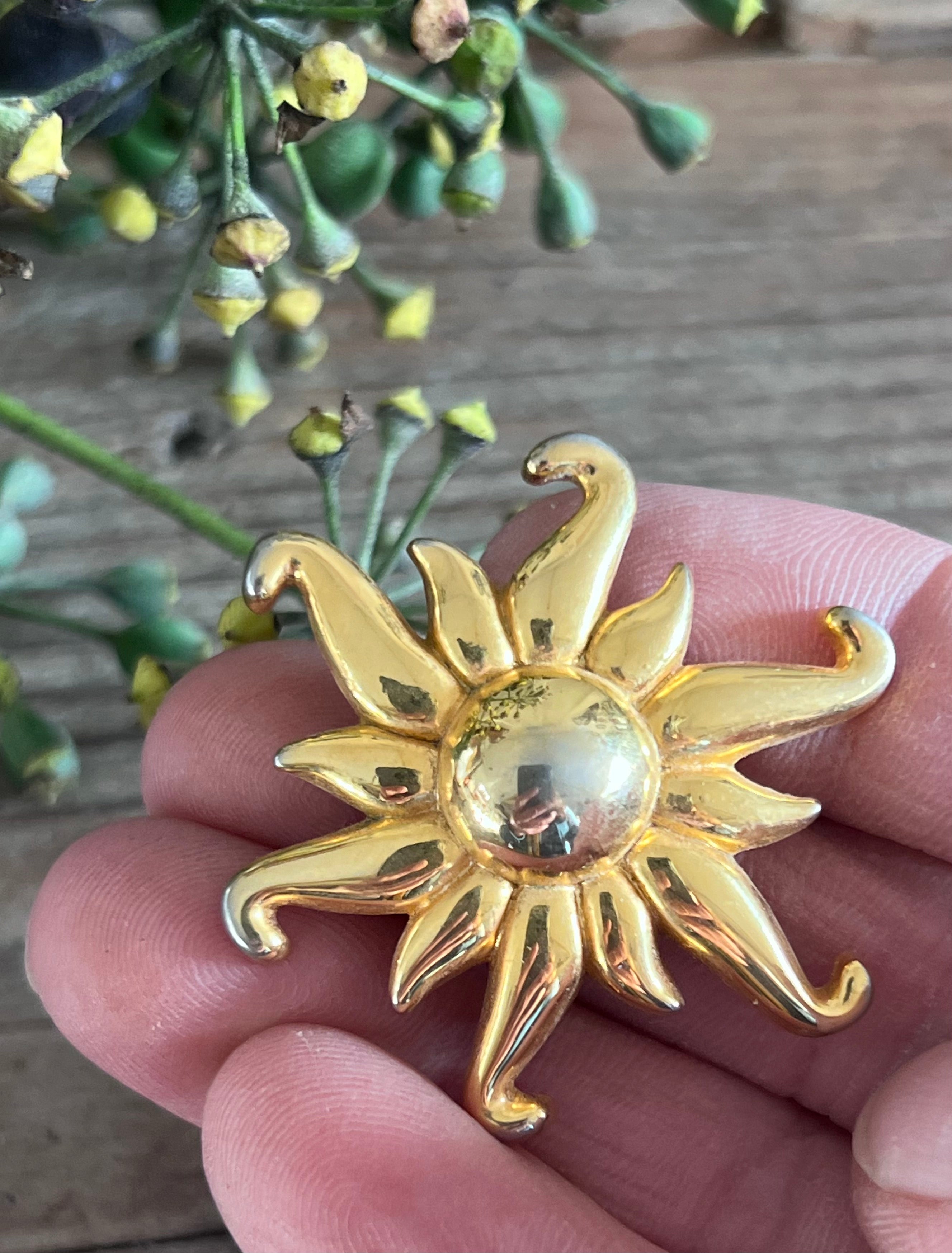 Vintage broche, goudkleurige broche, zon broche, retro accessoires, sieraden vintage, broche vrouw, tijdloze broche