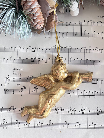 goudkleurige engel, kerstengel goudkleurig, engel met trompet, kerstboomdecoratie engel, engel kerstboom ornament, kerstdecoratie engel muur, engel van reis, kerstversiering goud.