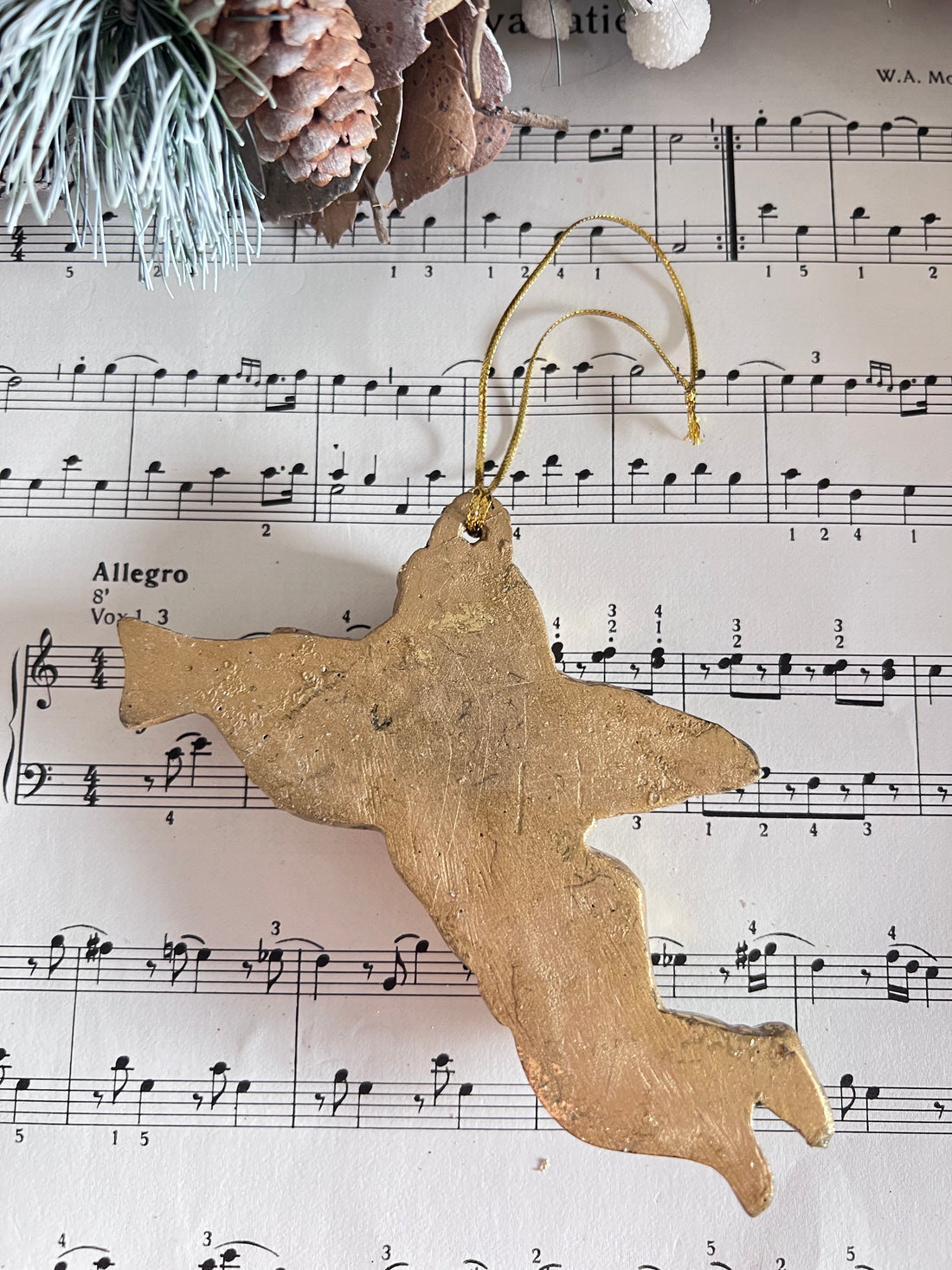 goudkleurige engel, kerstengel goudkleurig, engel met trompet, kerstboomdecoratie engel, engel kerstboom ornament, kerstdecoratie engel muur, engel van reis, kerstversiering goud.