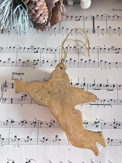 goudkleurige engel, kerstengel goudkleurig, engel met trompet, kerstboomdecoratie engel, engel kerstboom ornament, kerstdecoratie engel muur, engel van reis, kerstversiering goud.