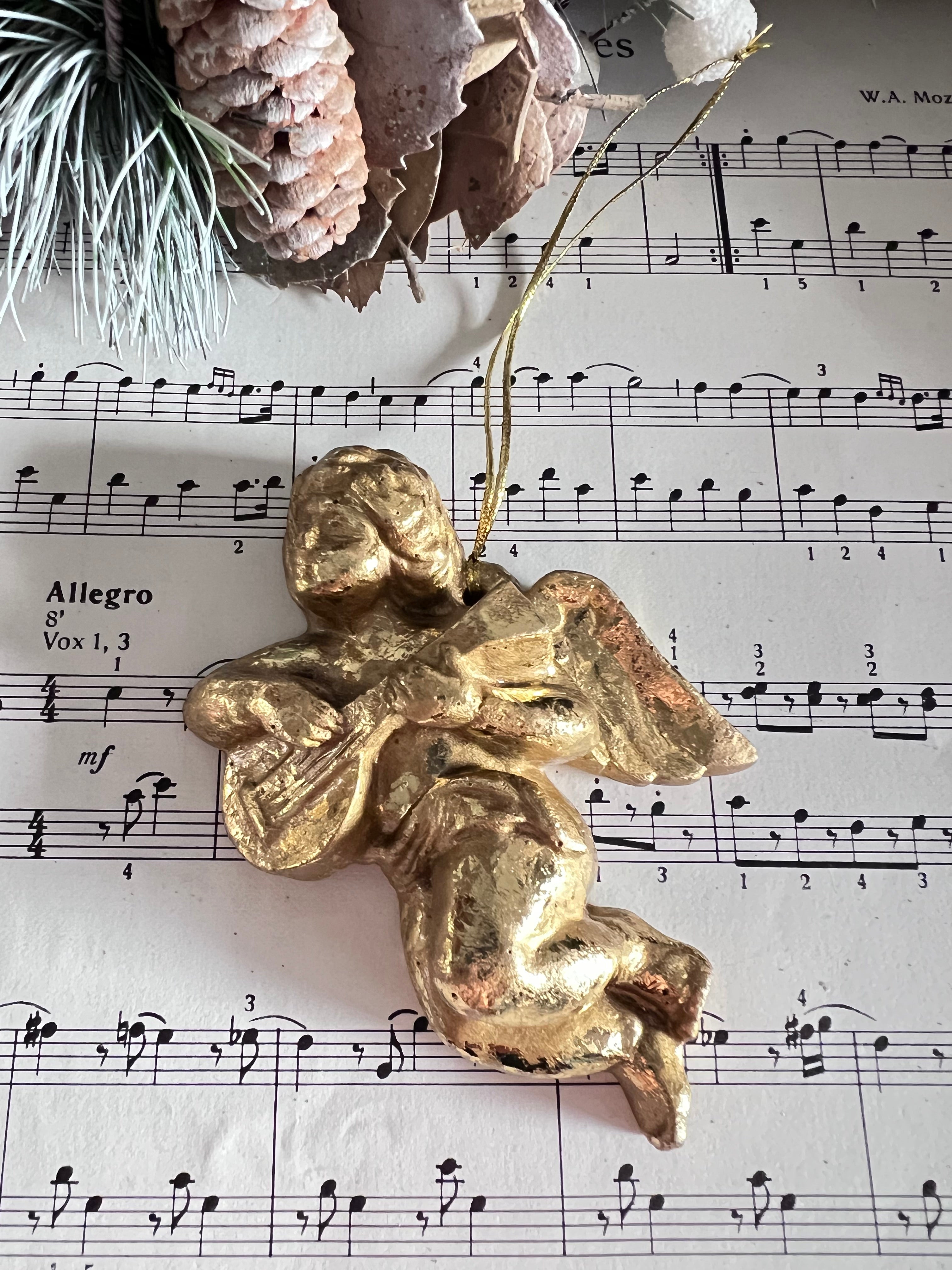 &amp;nbsp;goudkleurige engel, kerstengel goudkleurig, engel met trompet, kerstboomdecoratie engel, engel kerstboom ornament, kerstdecoratie engel muur, engel van reis, kerstversiering goud.