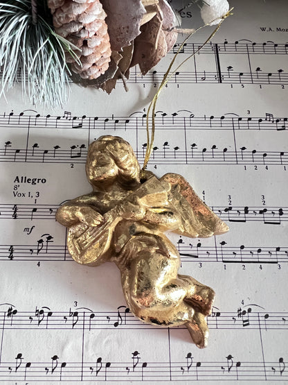 &amp;nbsp;goudkleurige engel, kerstengel goudkleurig, engel met trompet, kerstboomdecoratie engel, engel kerstboom ornament, kerstdecoratie engel muur, engel van reis, kerstversiering goud.