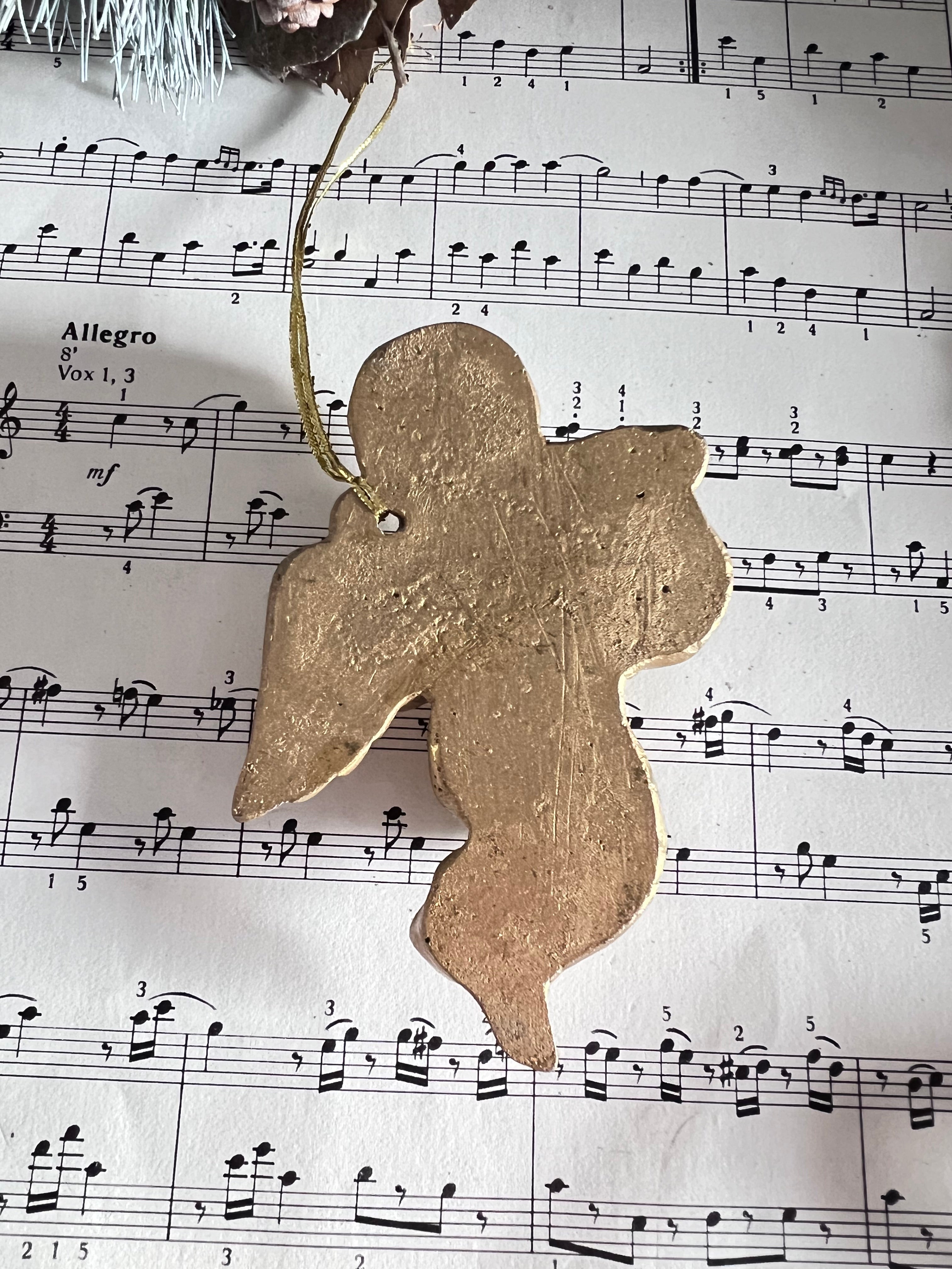 &amp;nbsp;goudkleurige engel, kerstengel goudkleurig, engel met trompet, kerstboomdecoratie engel, engel kerstboom ornament, kerstdecoratie engel muur, engel van reis, kerstversiering goud.