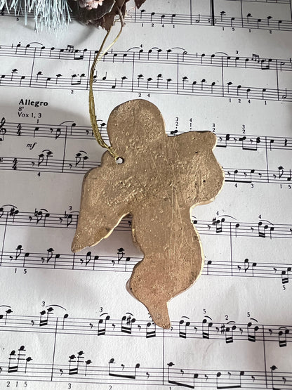 &amp;nbsp;goudkleurige engel, kerstengel goudkleurig, engel met trompet, kerstboomdecoratie engel, engel kerstboom ornament, kerstdecoratie engel muur, engel van reis, kerstversiering goud.