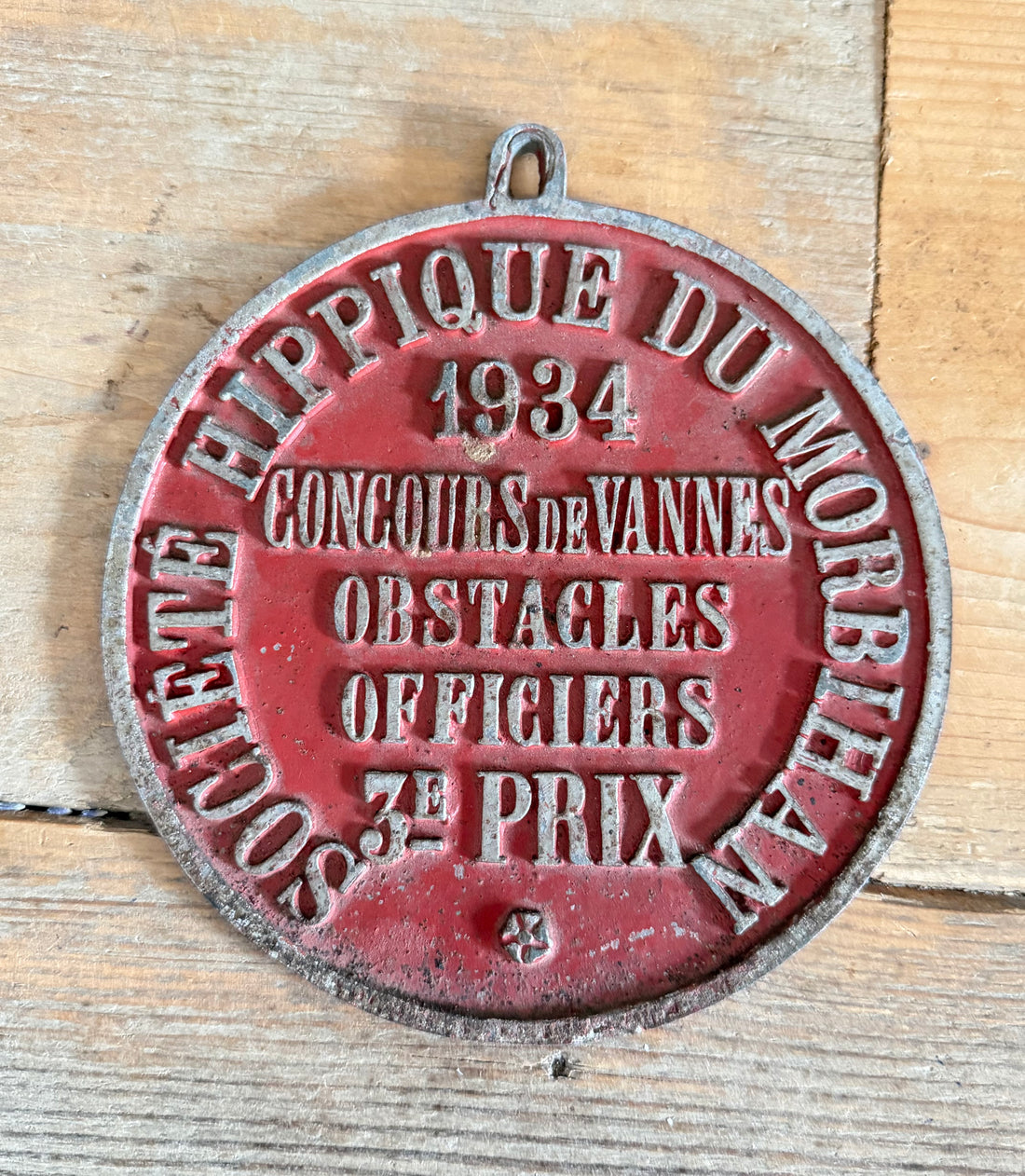 Franse hippische plaquette, concours hippique Vannes, Vannes 194, vintage paardendecoratie, Franse prijsplaquette, antieke paardensport, French horse show award, Franse brocante, vintage wanddecoratie, Sofia&