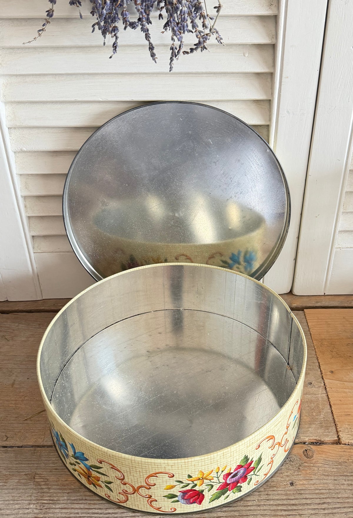 Wolfgang candy snoepblik, Wolfgang candy tin, vintage snoepblik, vintage bloemenblik, botanisch blik,decoratief vintage blik, rond bloemenblik, Sofia&
