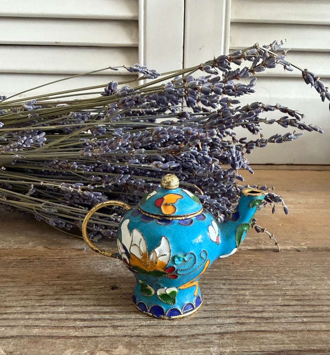 vintage cloisonné theepotje, miniatuur theepot, klein verzamelobject, kleurrijk theepotje, Sofia&