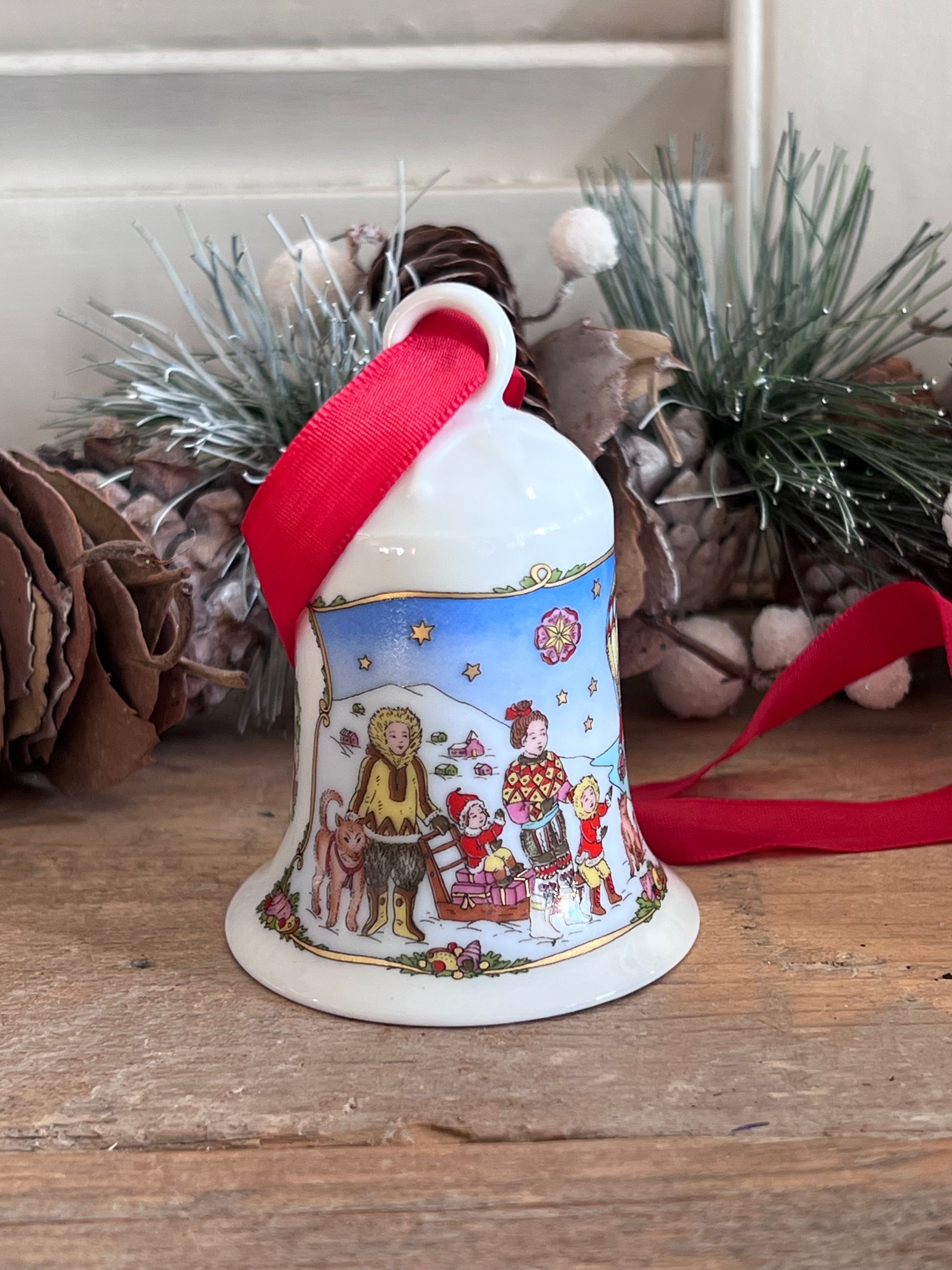 Hutschenreuther kerstklokje, kerstklokje 2000, Hutschenreuther kerstdecoratie, kerstklokje porselein, vintage kerstklokje, kerstklokje in originele doos, kerstversiering Hutschenreuther, porseleinen kerstklokje.