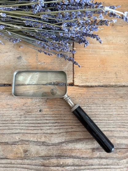 Vintage loep, vintage handloep, vintage vergrootglas, oud vergrootglas, handloep zwart handvat, vintage bureau accessoires, oude kantoorartikelen, verzamelaarsobject, oude optische instrumenten, kaartleeslloep, Sofia&