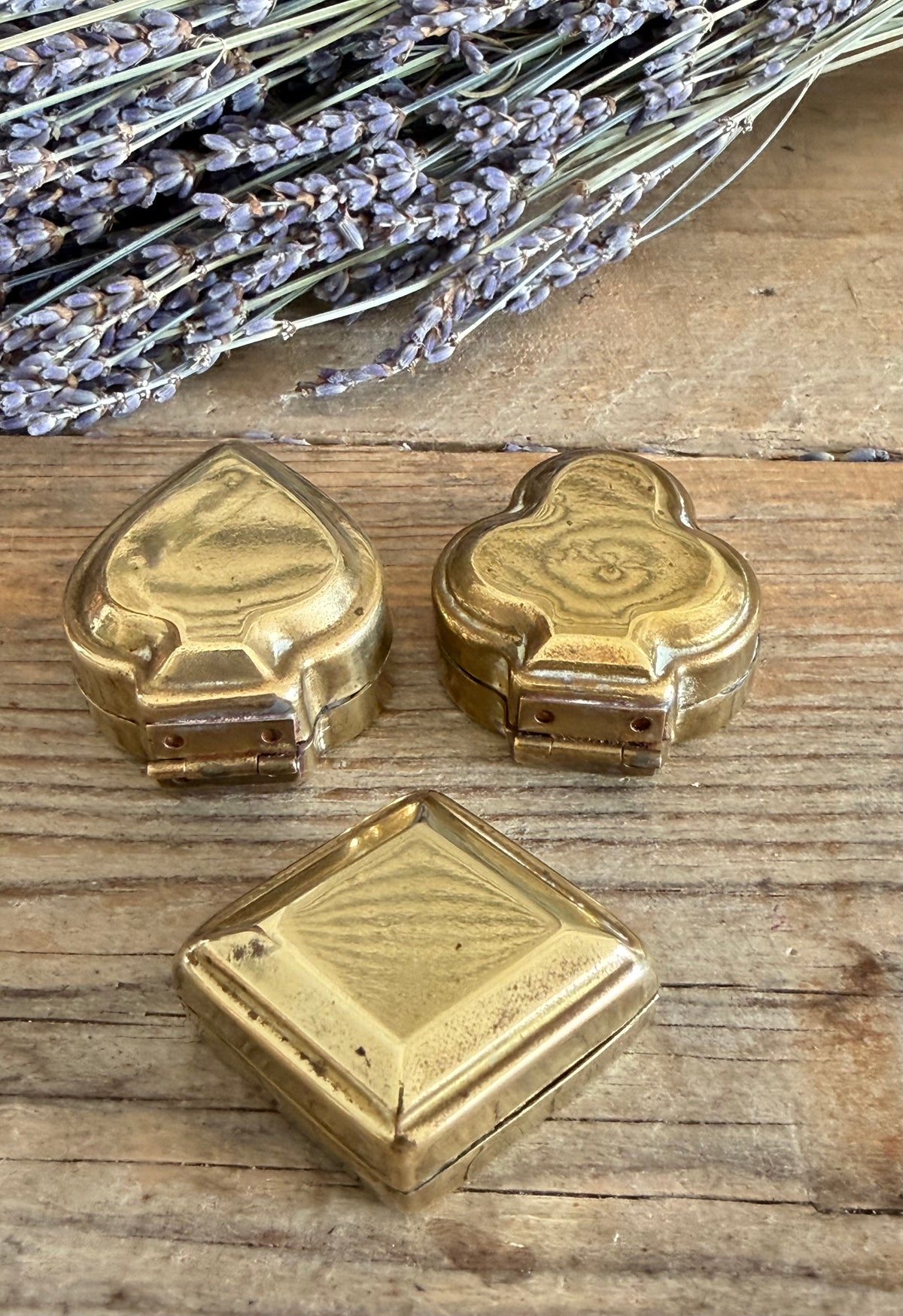 vintage pillendoosjes, messing pillendoosjes, speelkaartsymbolen, schoppen klaveren ruiten, vintage messing doosjes, Sofia&