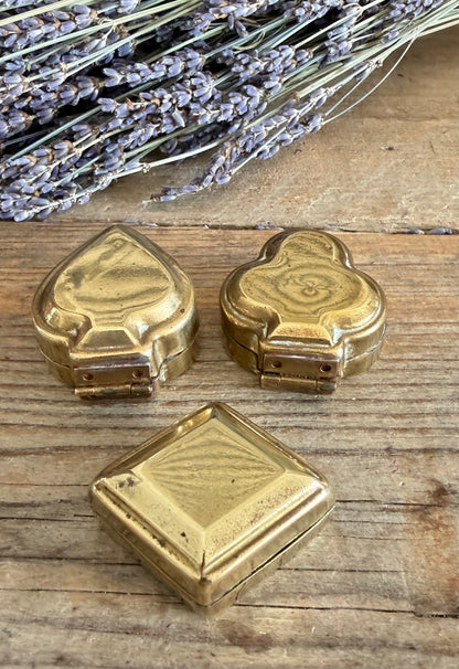 vintage pillendoosjes, messing pillendoosjes, speelkaartsymbolen, schoppen klaveren ruiten, vintage messing doosjes, Sofia&