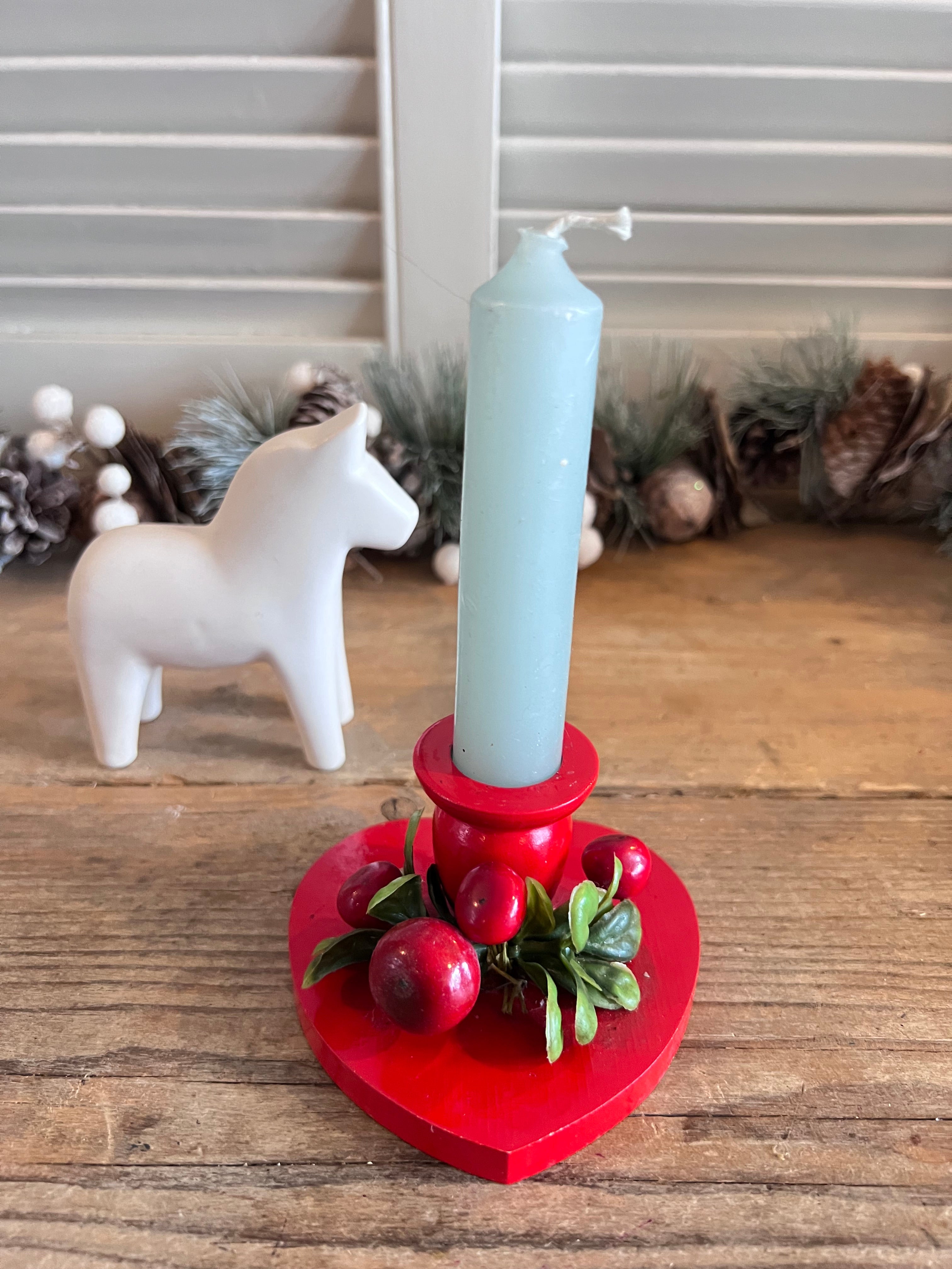 Zweedse kerstkandelaar, Zweeds vintage, vintage kandelaar. rode kandelaar, kerstkandelaar
