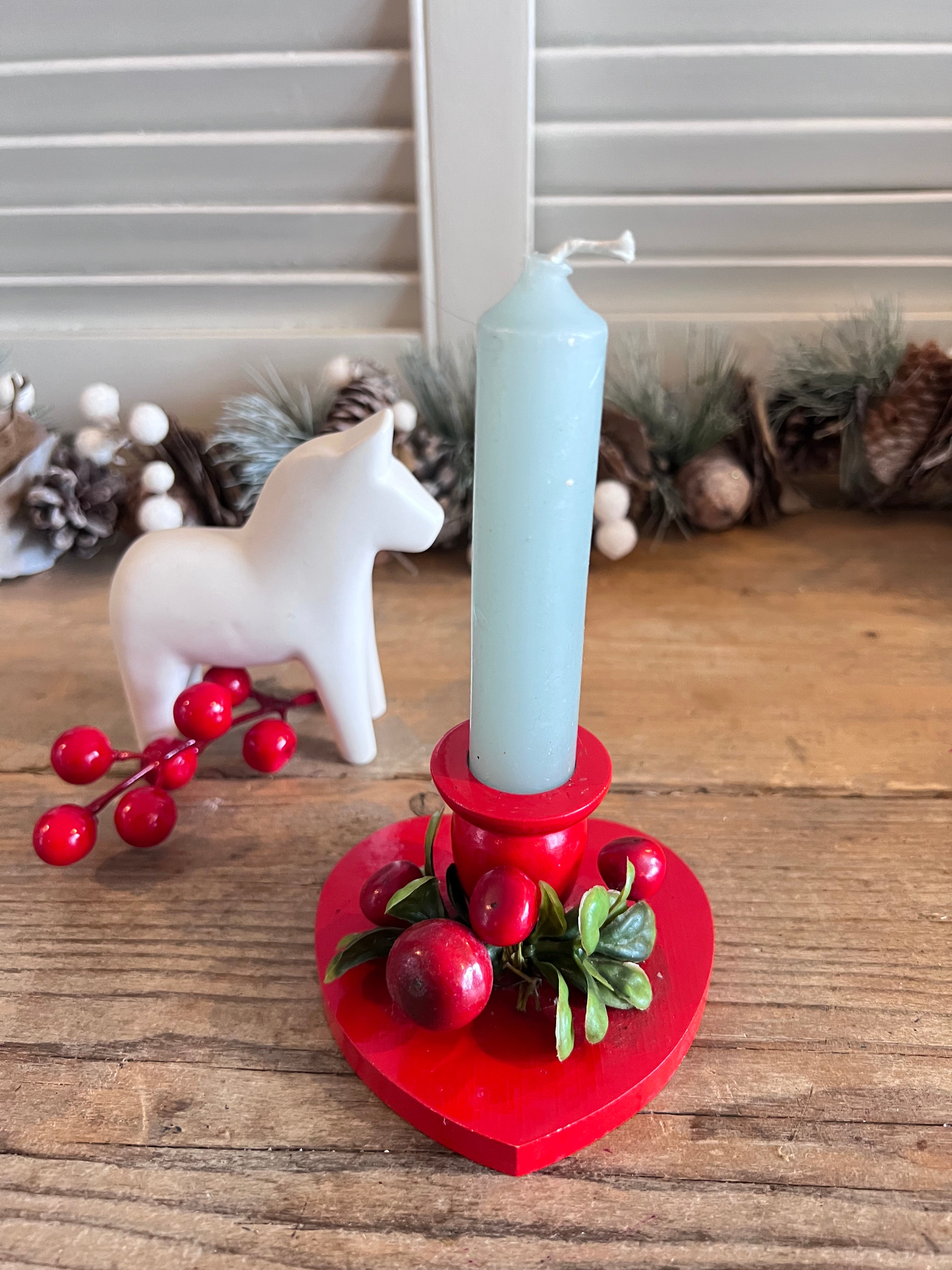 Zweedse kerstkandelaar, Zweeds vintage, vintage kandelaar. rode kandelaar, kerstkandelaar