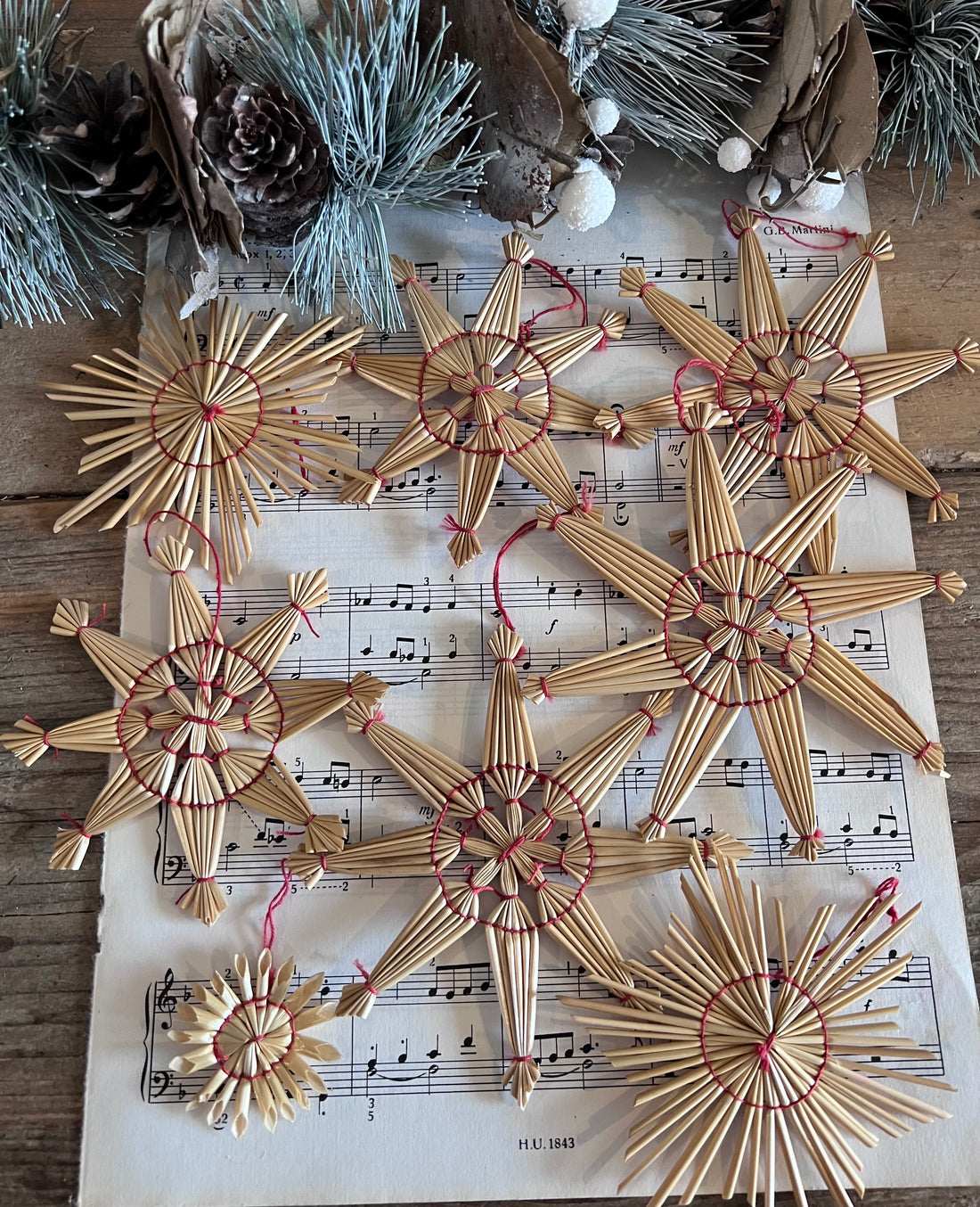 Zweedse strosterren kerstboom, vintage kerstversiering, stro kerstdecoratie, traditionele kerstversiering, Scandinavische kerstdecoratie, natuurlijke kerstversiering, kerstboom versiering stro, rustieke kerstversiering