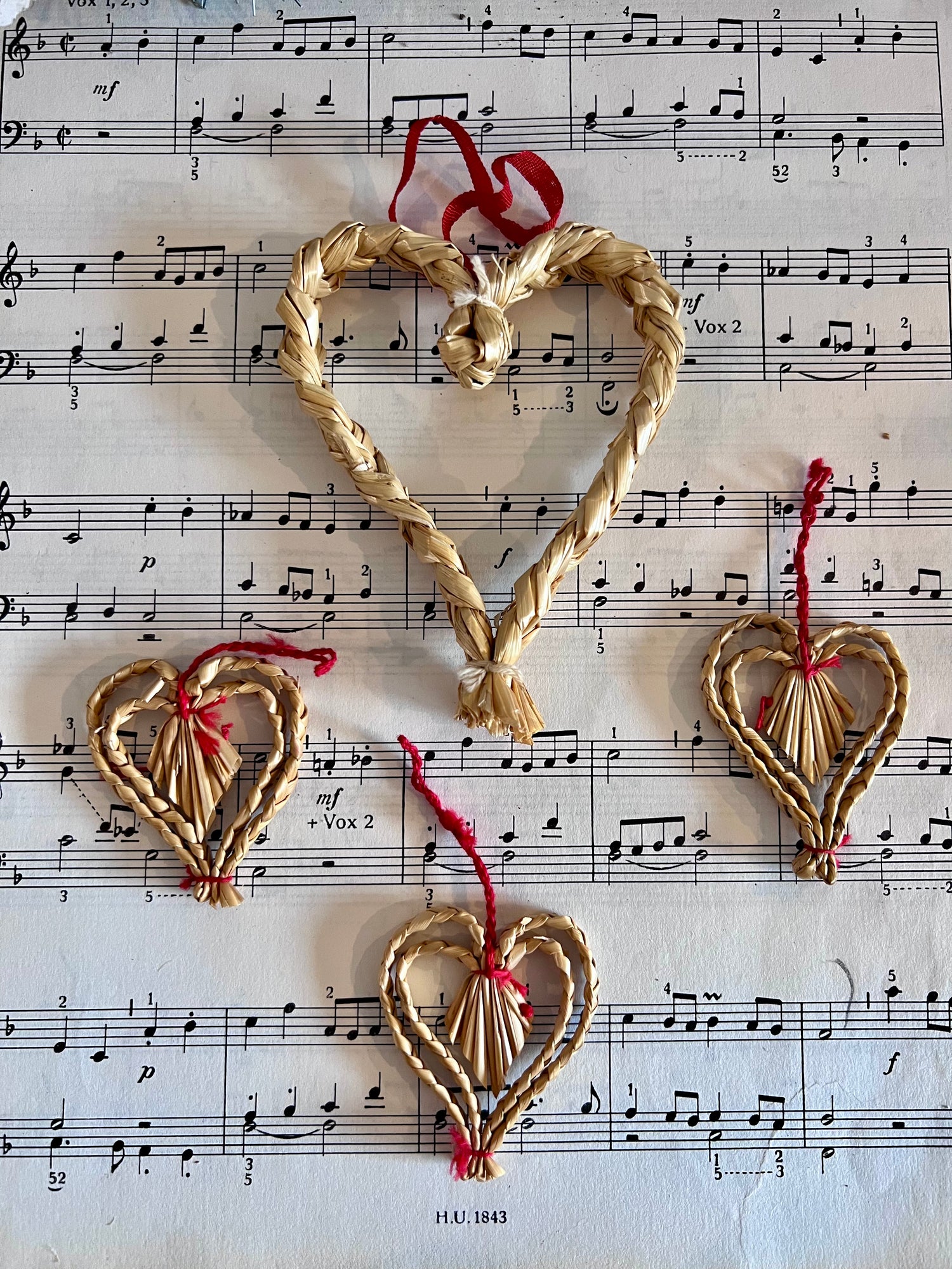 Zweedse hartjes van stro, traditionele Scandinavische kerstversiering, stro kerstdecoratie, natuurlijke kerstversiering, handgemaakte kerstornamenten, Scandinavische kerstdecoratie, landelijke kerstversiering, duurzame kerstdecoratie.