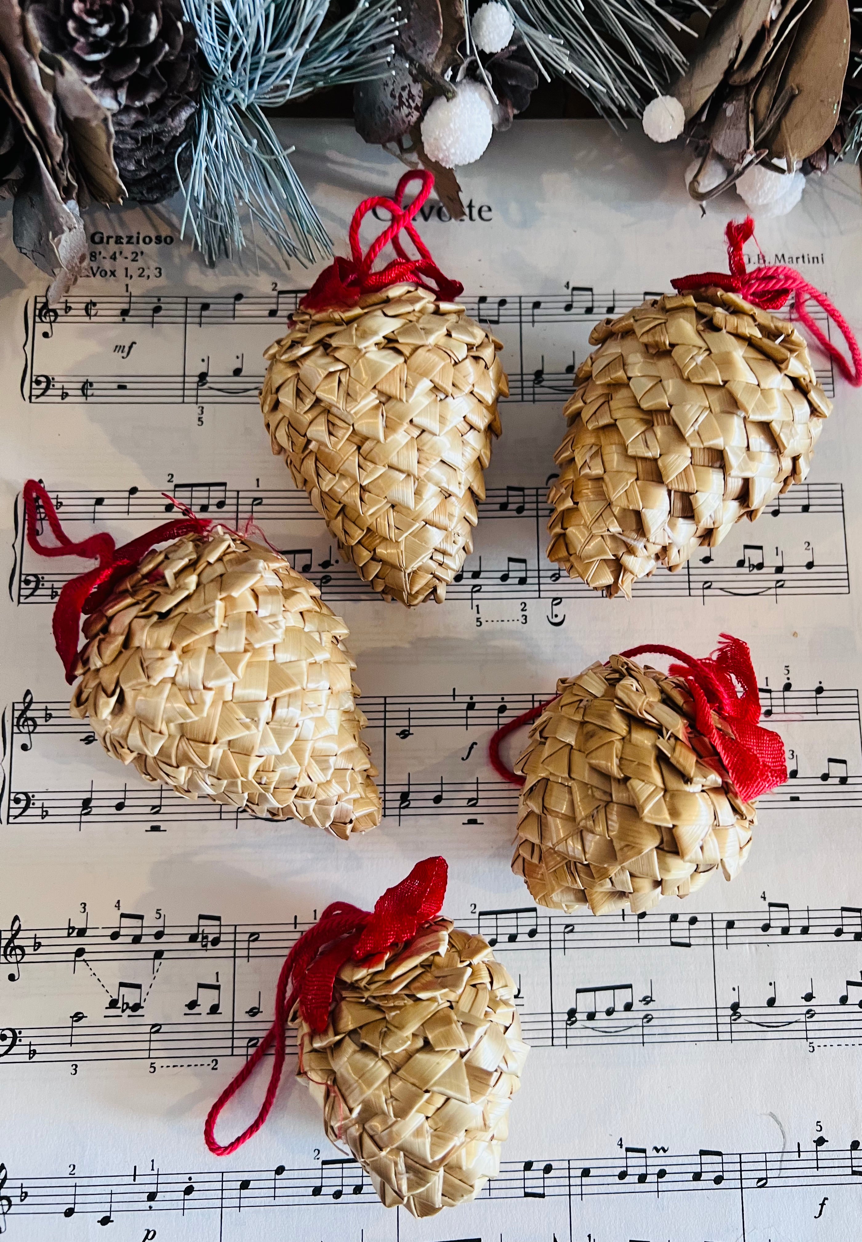 Zweedse stro dennenappels, traditionele Scandinavische kerstversiering, kerstboom decoratie stro, authentieke kerstversiering, natuurlijke kerstdecoratie, landelijke kerstdecoratie, handgemaakte kerstversiering, duurzame kerstornamenten.