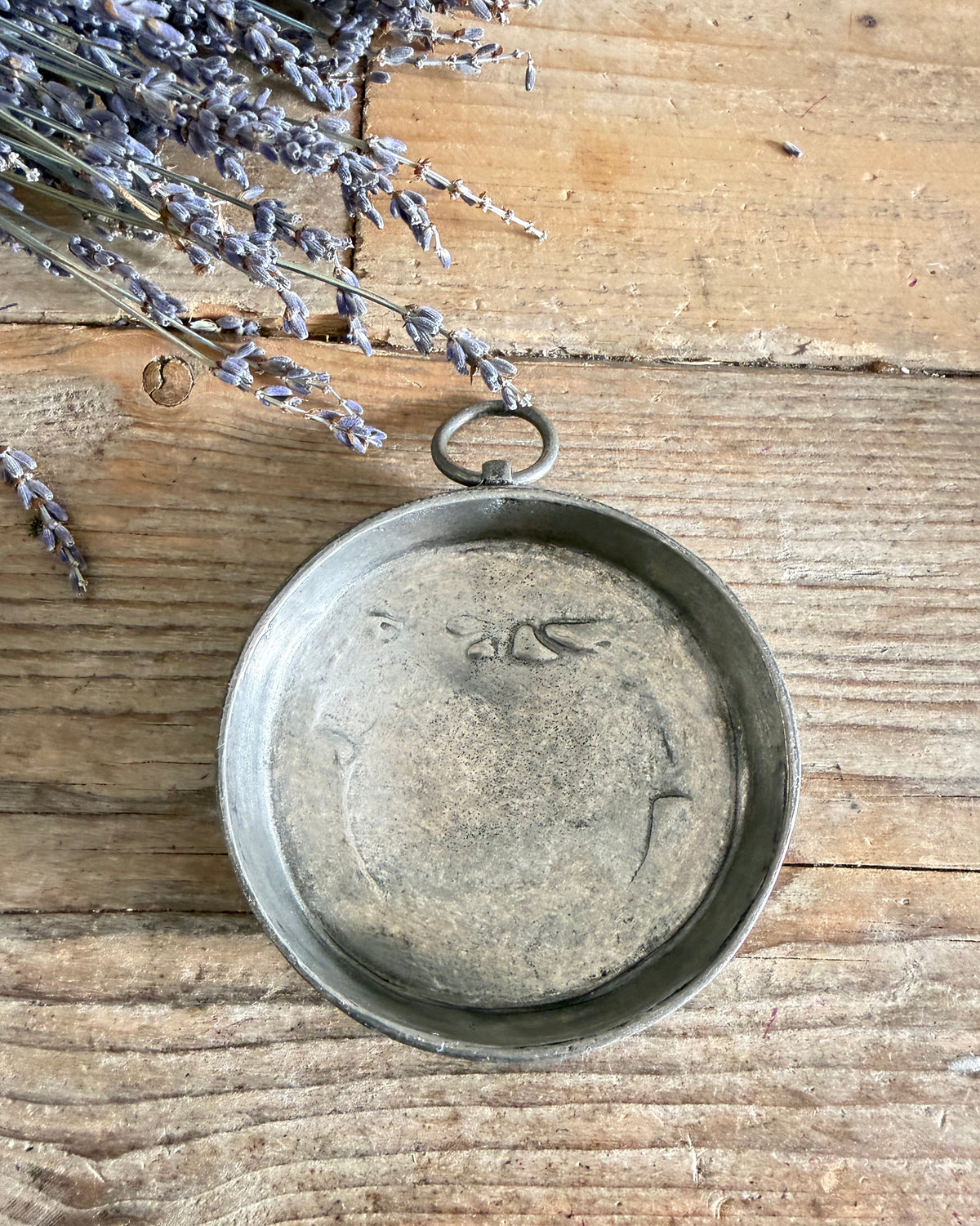 vintage bakbvormpje, tinnen bakvorm, oude bakvorm, antieke bakvorm, landelijke keukendecoratie, Sofia&